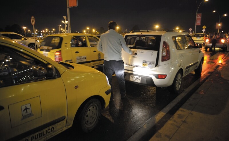 El desbalance entre taxis y plataformas de transporte en Bogotá