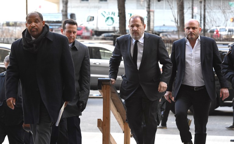 Juez permite a Harvey Weinstein cambiar de abogados