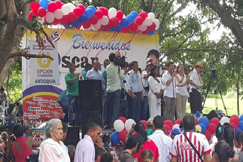 En tarima, los candidatos con la primera dama del municipio, Andrea Chavera / Archivo particular