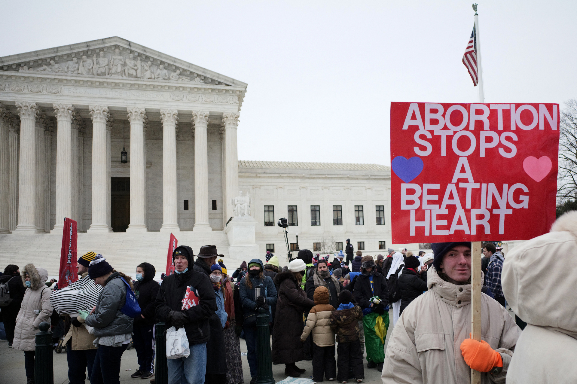 Por su parte, en la Casa Blanca la secretaria de prensa, Jen Psaki, señaló el aniversario de Roe v Wade durante su conferencia de prensa y señaló que “la atención médica reproductiva ha estado bajo un ataque extremo e implacable desde entonces, especialmente en los últimos meses”.