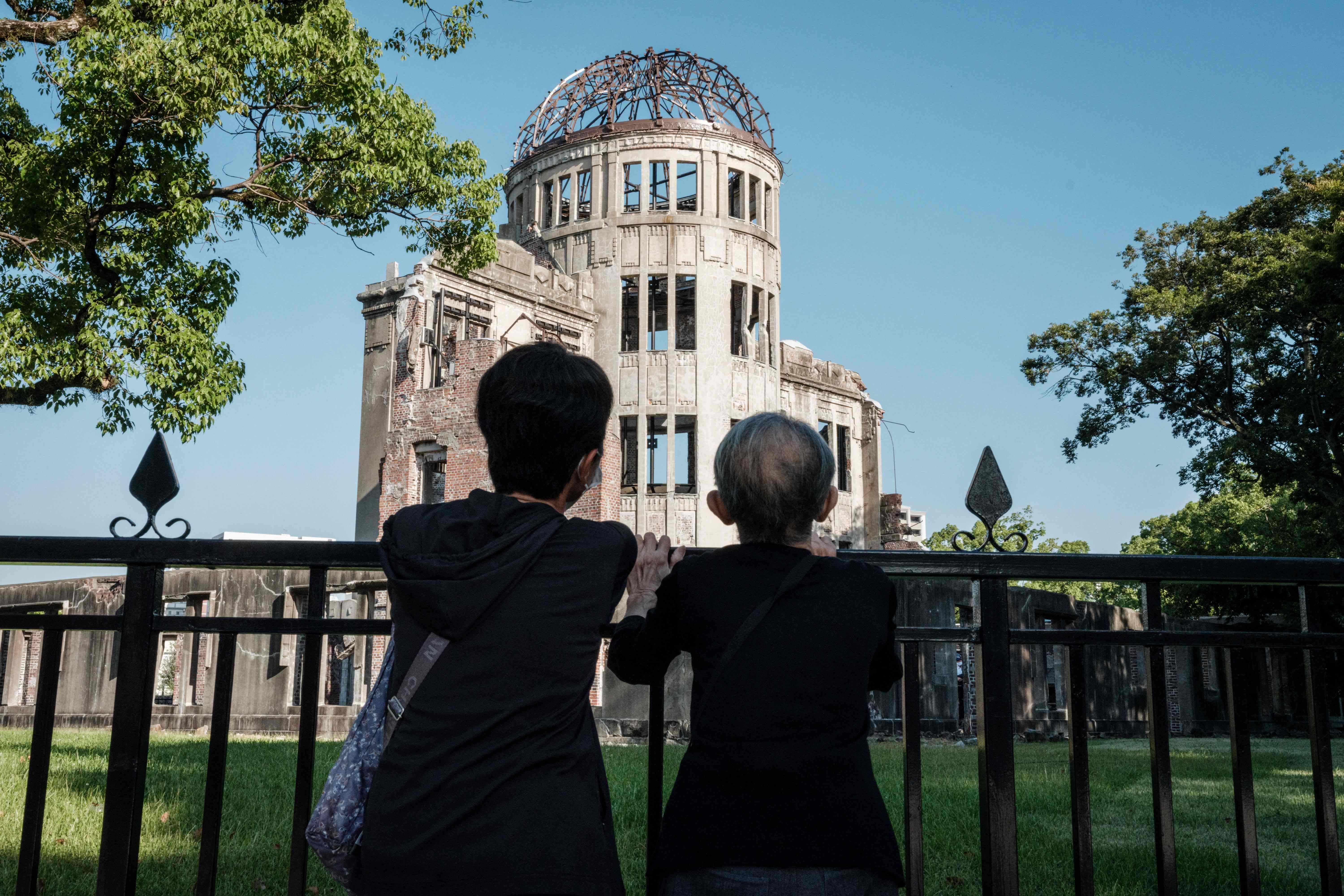 Uno de los sobrevivientes de la bomba de Hiroshima junto a su hija.