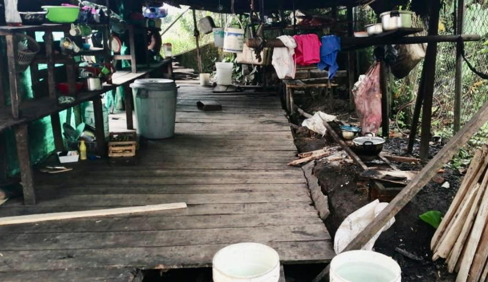 Esta es la cocina del albergue donde permanece buena parte de las familias desplazadas.