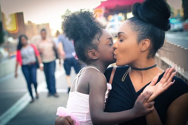 ¿Es perturbador besar a los hijos en la boca?