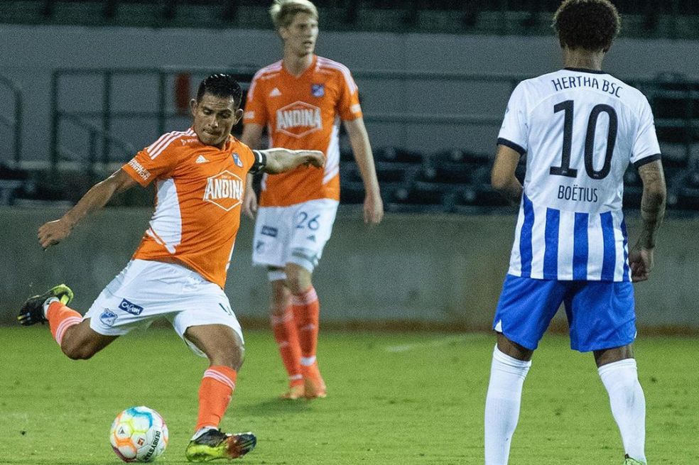 Millonarios utilizó su indumentaria naranja en la pretemporada contra el Hertha de Berlín.