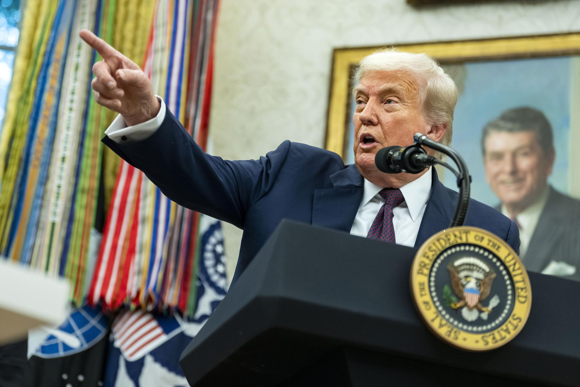 WASHINGTON (United States), 07/08/2025.- President Donald Trump and Apple CEO Tim Cook (not seen) announce an additional $100 billion Apple investment in the US in the Oval Office of the White House in Washington, DC, USA, 06 August 2025. The White House will also establish the Apple American Manufacturing Program, which will focus on bringing Apple’s supply chain and manufacturing to the US. EFE/EPA/BONNIE CASH / POOL / POOL / POOL / POOL