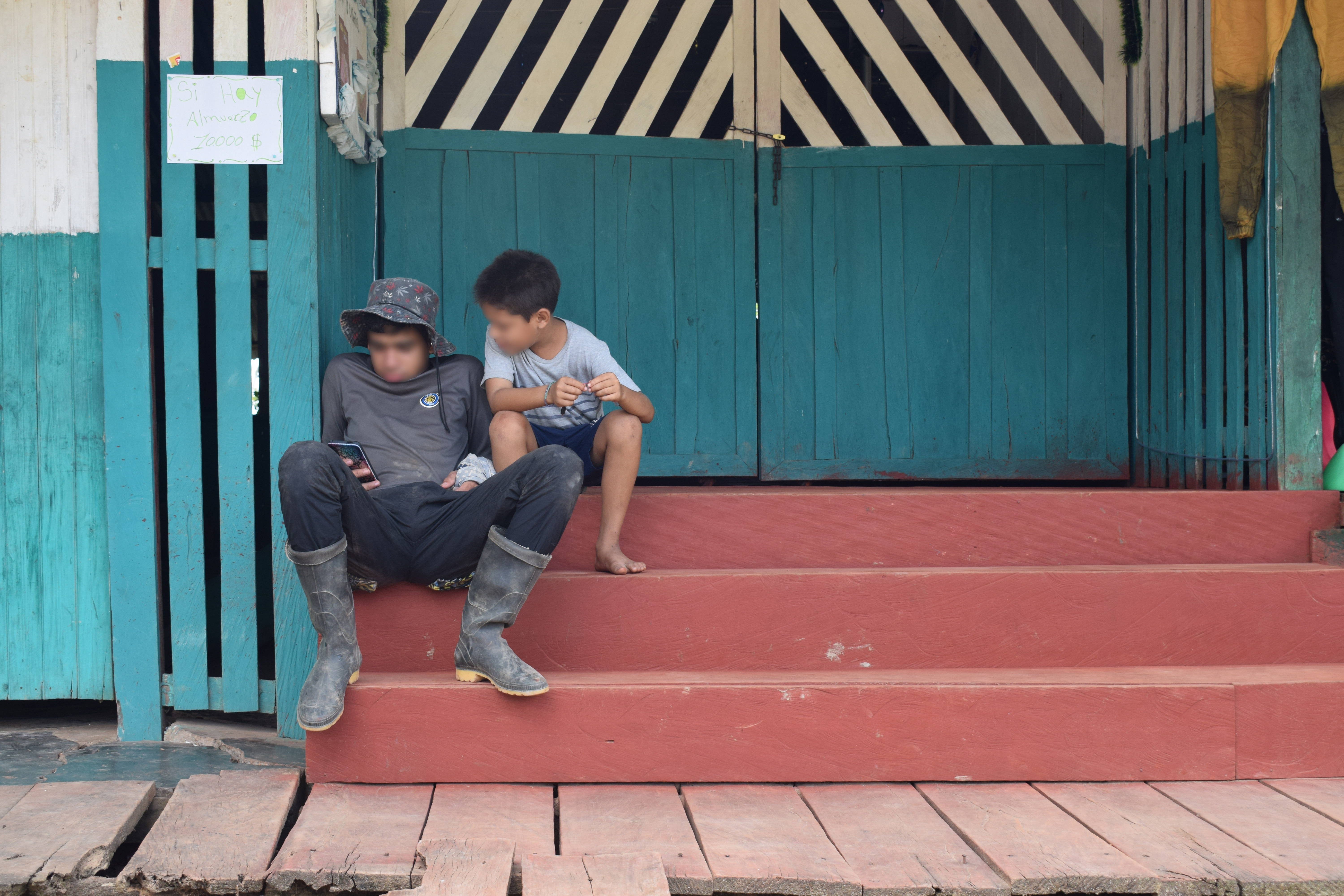 La conectividad a las redes privadas de internet satelital ha dificultado que los estudiantes de Nueva Colombia puedan tomar clases y consultar sus tareas. Muchos no cuentan con dispositivos electrónicos adecuados para rendir en el estudio.