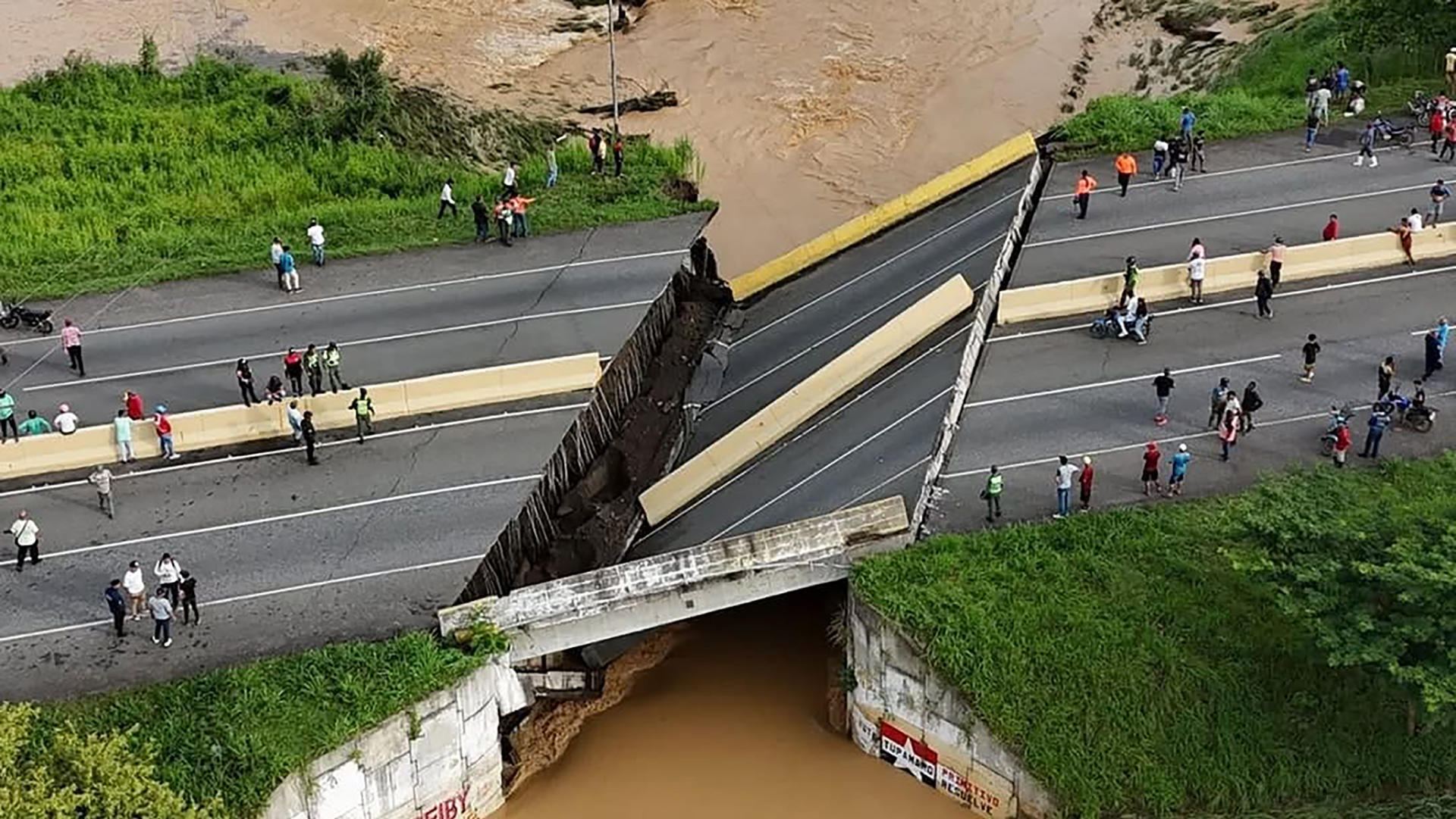 AME8643. OSPINO (VENEZUELA), 25/06/2025.- Fotografía tomada de la red social X de la cuenta oficial del Ministerio del Poder Popular para el Ecosocialismo @MINECPortuguesa que muestra un puente colapsado por las fuertes lluvias este miércoles, en Ospino (Venezuela). El gobernador del estado venezolano de Portuguesa, Primitivo Cedeño, comunicó que un puente de la autopista José Antonio Páez, que conecta a las regiones de los andes y del centro del país, colapsó tras las intensas lluvias registradas en las últimas horas, por lo que anunció el cierre del paso para los vehículos. EFE/ @minecportuguesa /SOLO USO EDITORIAL/NO VENTAS/SOLO DISPONIBLE PARA ILUSTRAR LA NOTICIA QUE ACOMPAÑA (CRÉDITO OBLIGATORIO)
