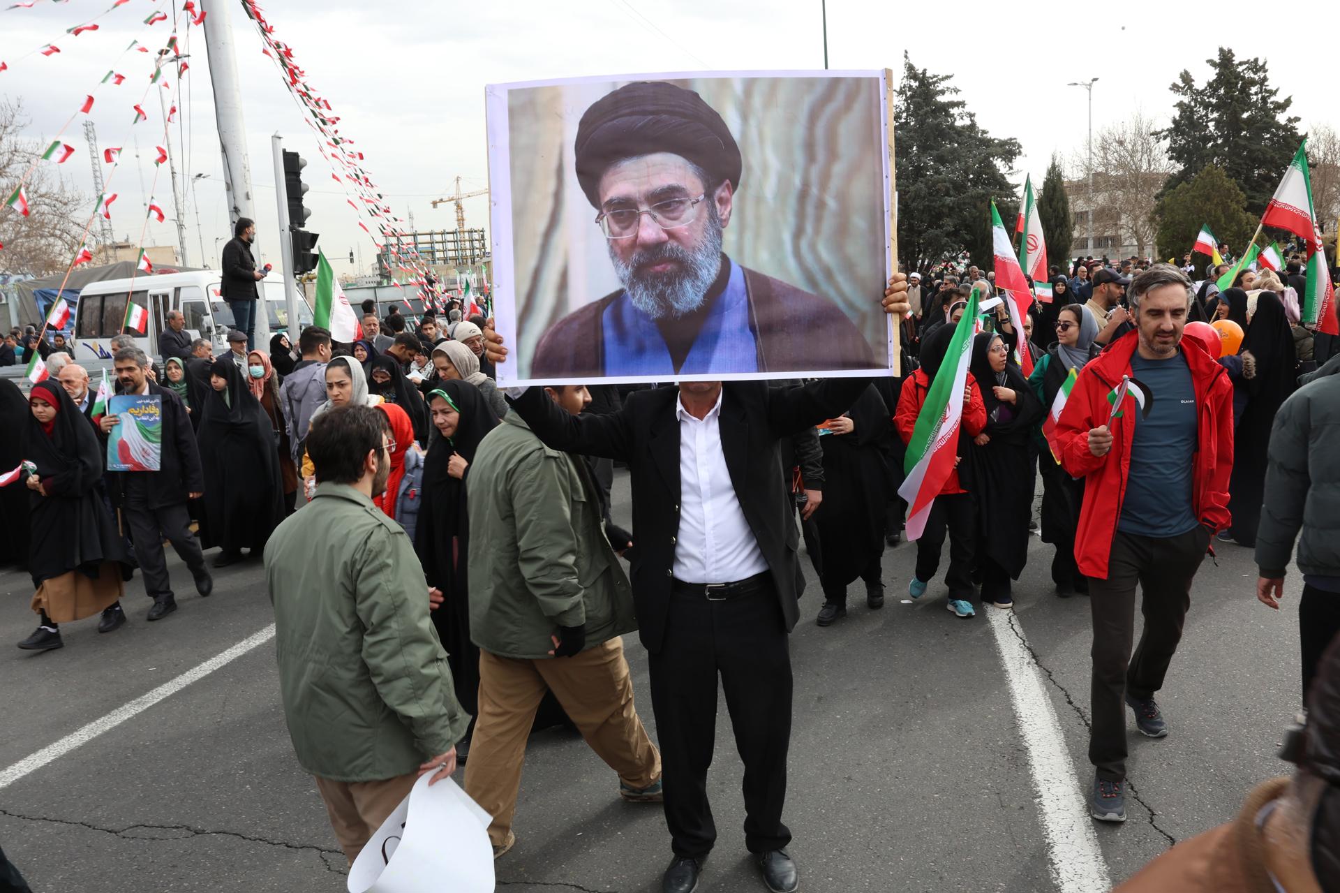 TEHRAN (IRAN(Islamic Republic Of)), 11/02/2026.- An Iranian man holds a picture of Mojtaba Khamenei, the son of the Iranian Supreme Leader, as he takes part in celebrations of the 47th anniversary of the Islamic Revolution in Tehran, Iran, 11 February 2026. The Islamic Republic marks the anniversary of the 1979 revolution, which toppled the monarchy and established the Islamic Republic of Iran, with Ayatollah Ruhollah Khomeini serving as its first Supreme Leader. (Teherán) EFE/EPA/ABEDIN TAHERKENAREH