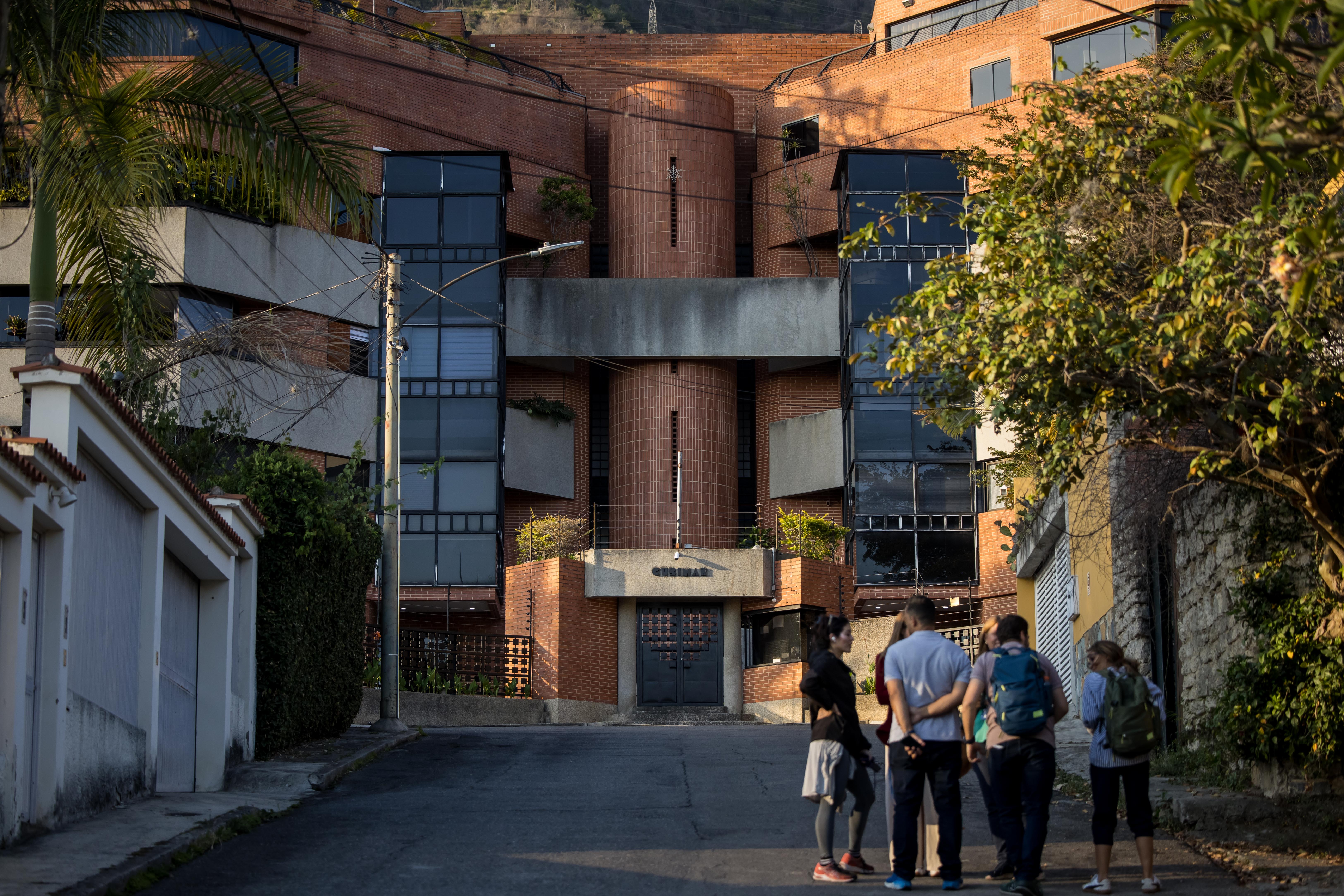 AME4330. CARACAS (VENEZUELA), 27/02/2025.- Fotografía del edificio donde se encuentra la residencia de la líder opositora María Corina Machado este jueves, en Caracas (Venezuela). Machado denunció un intento de ingreso a su casa en Caracas por parte de hombres "no identificados", quienes, según la antichavista, amenazaron con "detener a los vecinos y al vigilante". EFE/ Miguel Gutiérrez