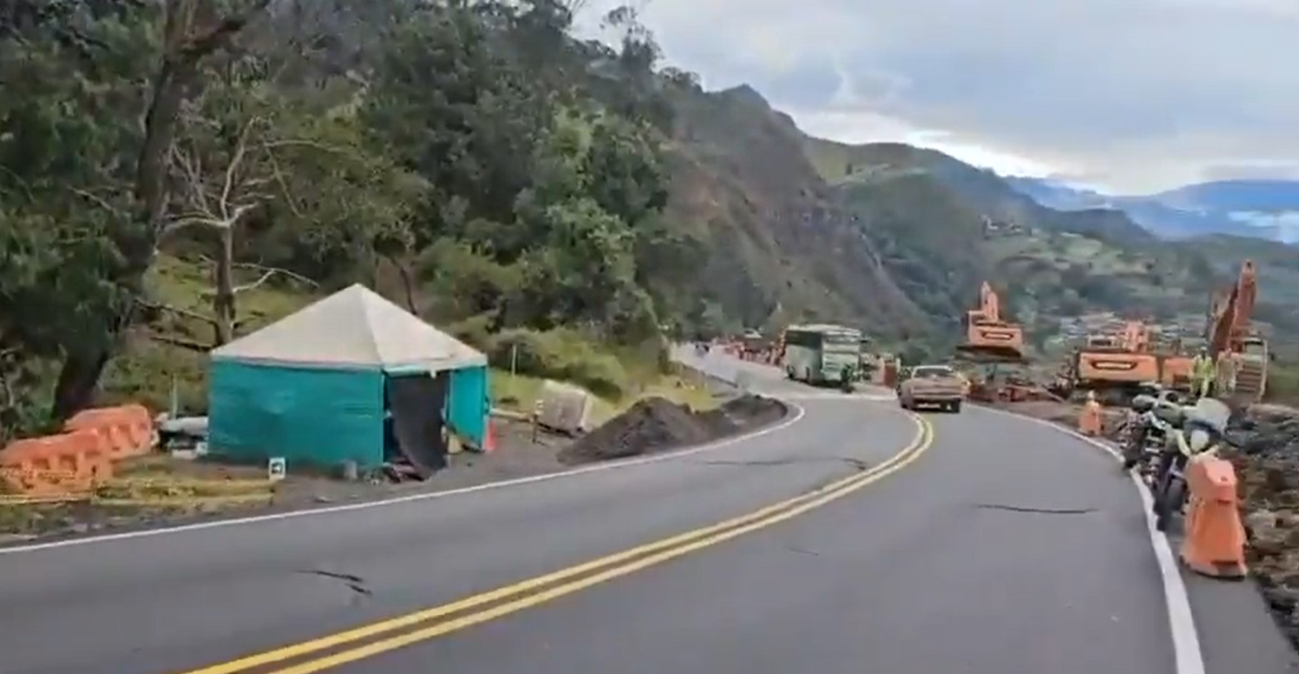 Aparecieron grietas en el tramo de la Vía al Llano que fue reabierto tras grave derrumbe