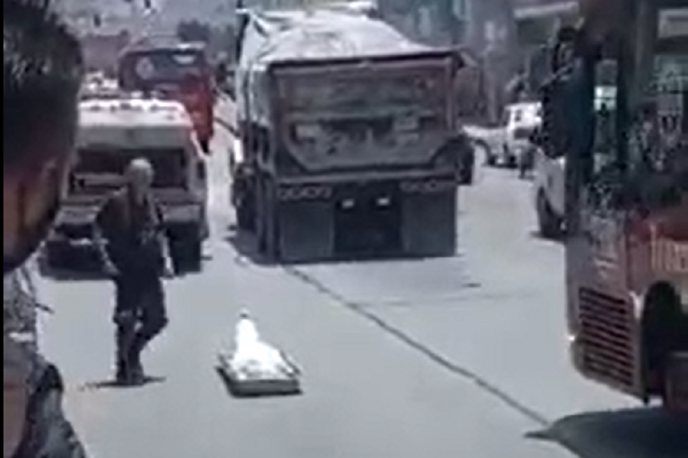 En video: cadáver salió del carro de criminalística que lo transportaba en Bogotá