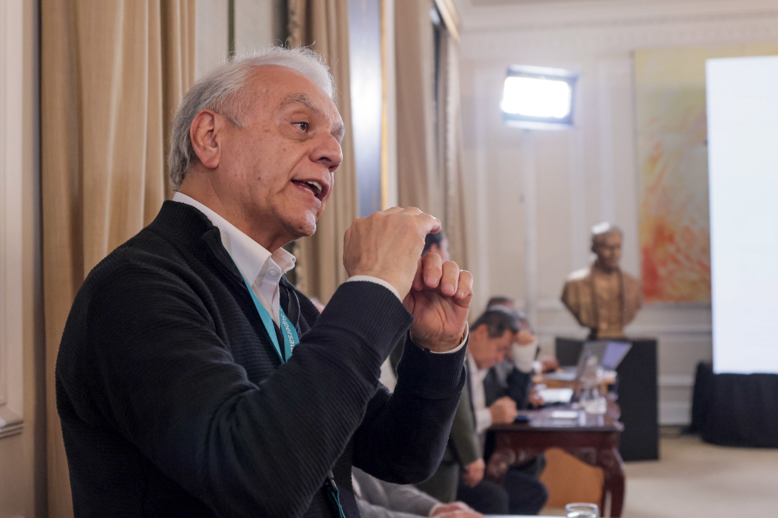 Renuncia el superintendente de Salud, Bernardo Camacho