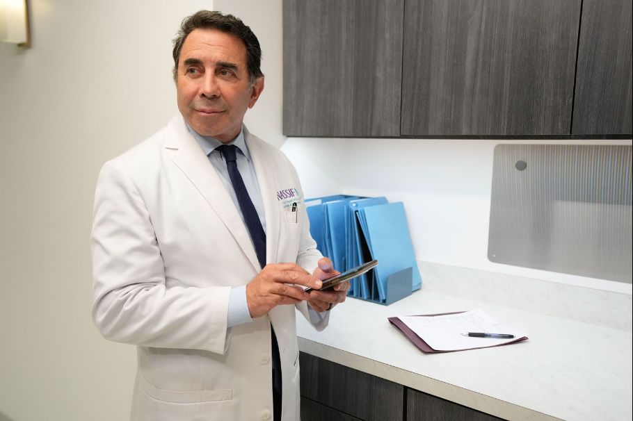 El Dr. Nassif, protagonista de Botched, habló con Cromos: “Asumiremos más riesgos”