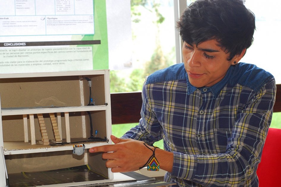 Estudiantes colombianos crean tapete que generaría energía con las pisadas