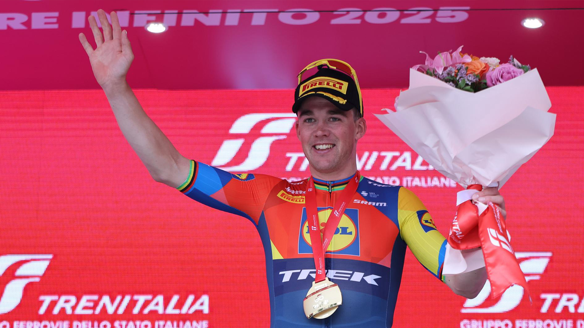 Pedersen inaugura la carrera y Landa se retira