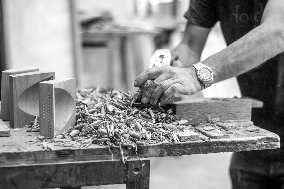 Manos colombianas son las que dan forma a estos parlantes.“La gente ahora busca productos con historia, por ejemplo, que puedan decir que fueron hechos a mano por artesanos locales, con madera certificada, que sean capaces de explicar cómo funciona, algo que se sale de lo convencional”, dijo Sandoval.