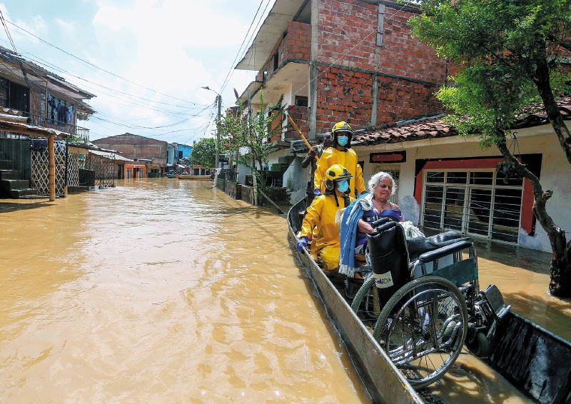 La ley busca prevenir, identificar, registrar y garantizar derechos y atención a las poblaciones que sufren la emergencia climática.  (Photo by AFP)

