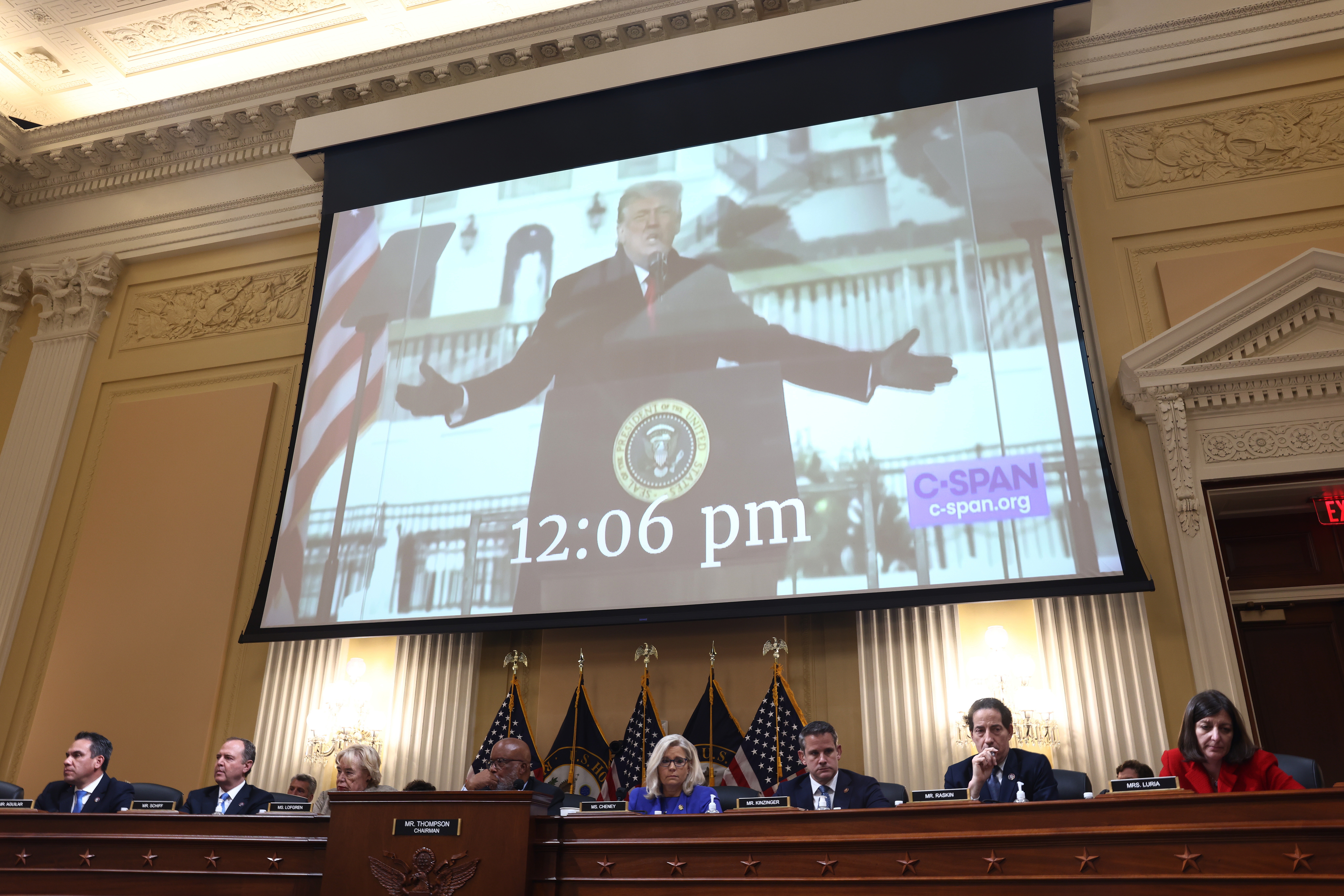 Washington (United States), 09/06/2022.- A video of former US President Donald J. Trump speaking on 06 January is played as Vice Chairperson and Republican Representative Liz Cheney of Wyoming delivers her opening remarks during the select committee investigating the January 6th Capitol attack in the Cannon House Office Building in Washington DC, USA, 09 June 2022. The committee will hold at least five more public hearings in the coming weeks. (Atentado, Abierto, Estados Unidos) EFE/EPA/JIM LO SCALZO