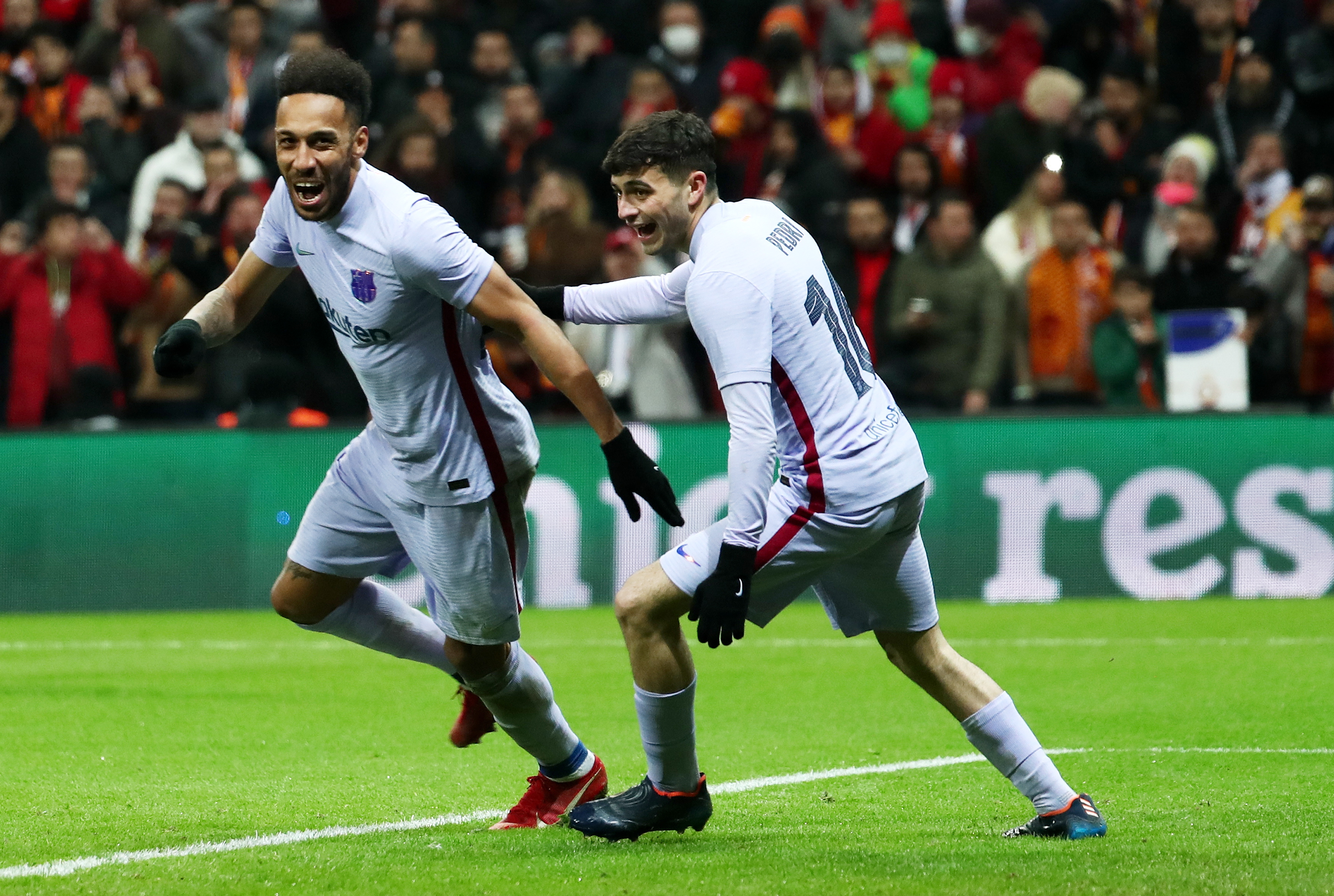 Istanbul (Turkey), 17/03/2022.- Pierre-Emerick Aubameyang (L) of FC Barcelona celebrates with teammate Pedri after scoring his team's second goal during the UEFA Europa League round of 16, second leg soccer match between Galatasaray SK and FC Barcelona in Istanbul, Turkey, 17 March 2022. (Turquía, Estanbul) EFE/EPA/ERDEM SAHIN