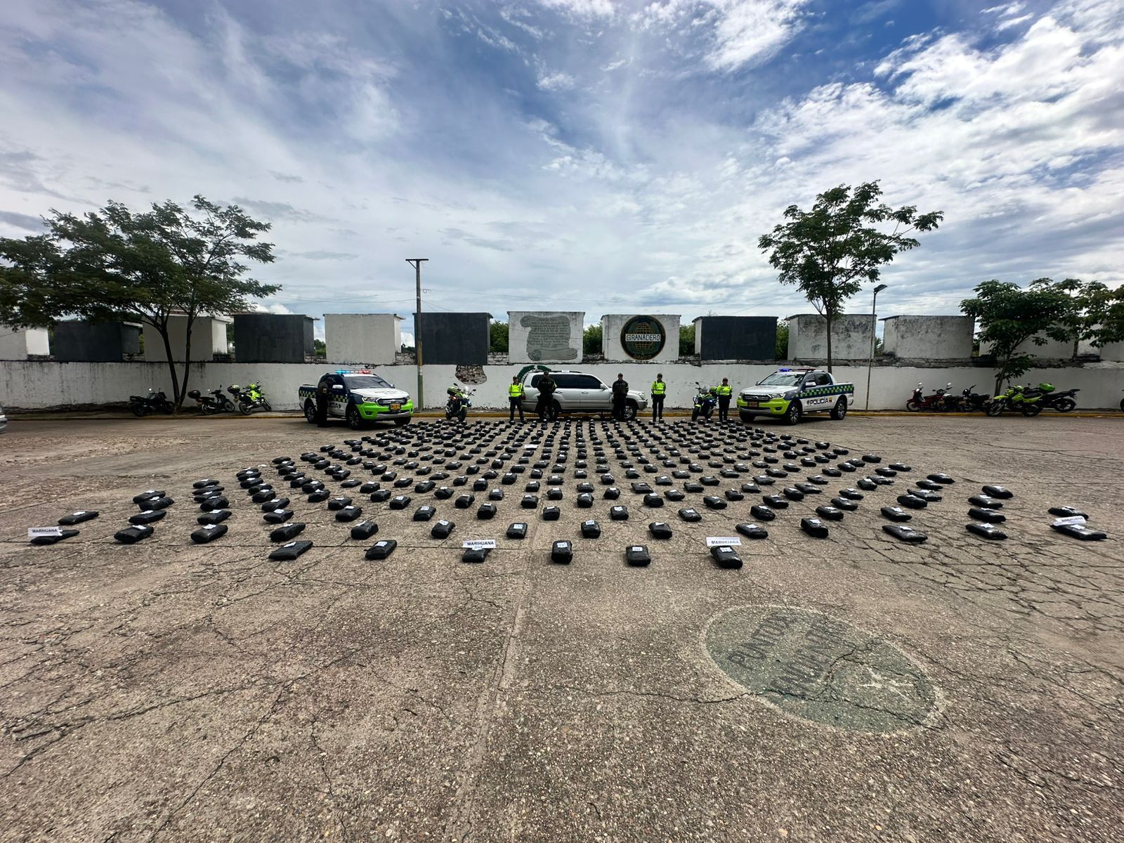 Incautan 412 kilos de marihuana en vía Bogotá-Girardot en vehículo blindado
