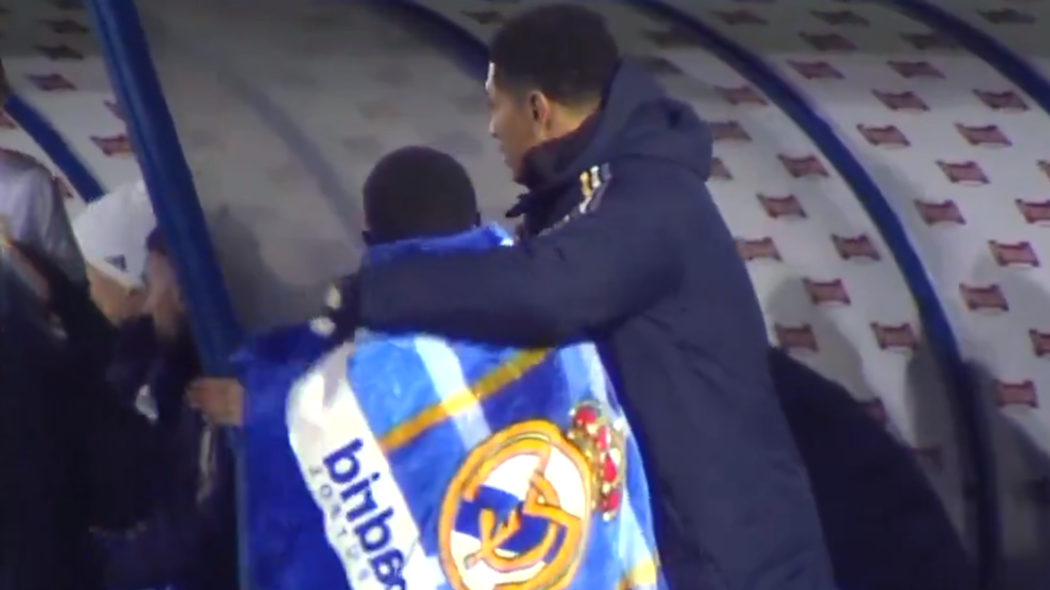 En video: el emotivo gesto de Bellingham con un recogepelotas en la Copa del Rey