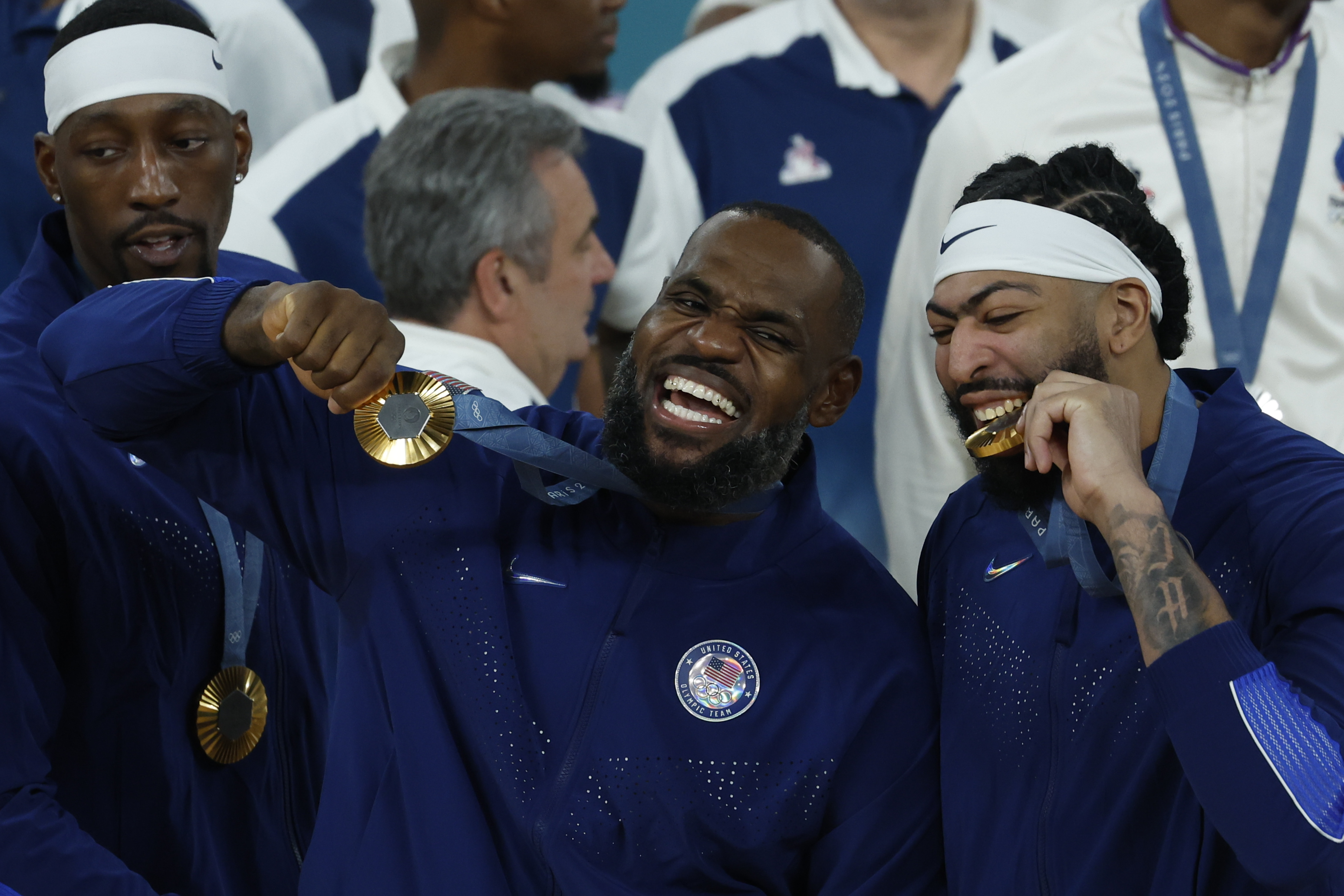PARIS, 10/08/2024.- Los jugadores de Estados Unidos Anthony Davis y Lebron James celebran con la medalla de oro de Baloncesto masculino, entre Francia y EEUU, de los Juegos Olímpicos de París 2024 este sábado, en el Bercy Arena de la capital gala. EFE/ Juanjo Martin