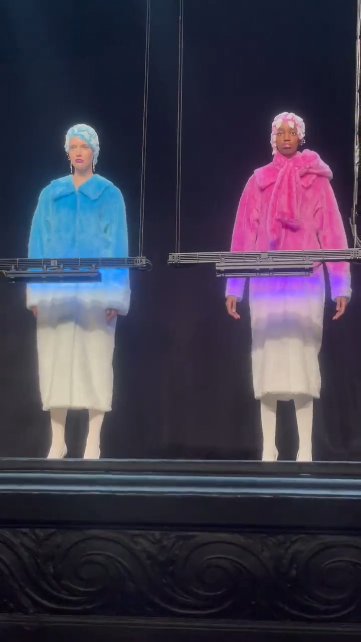 Anrealage: ropa que cambia de color con la luz ultravioleta