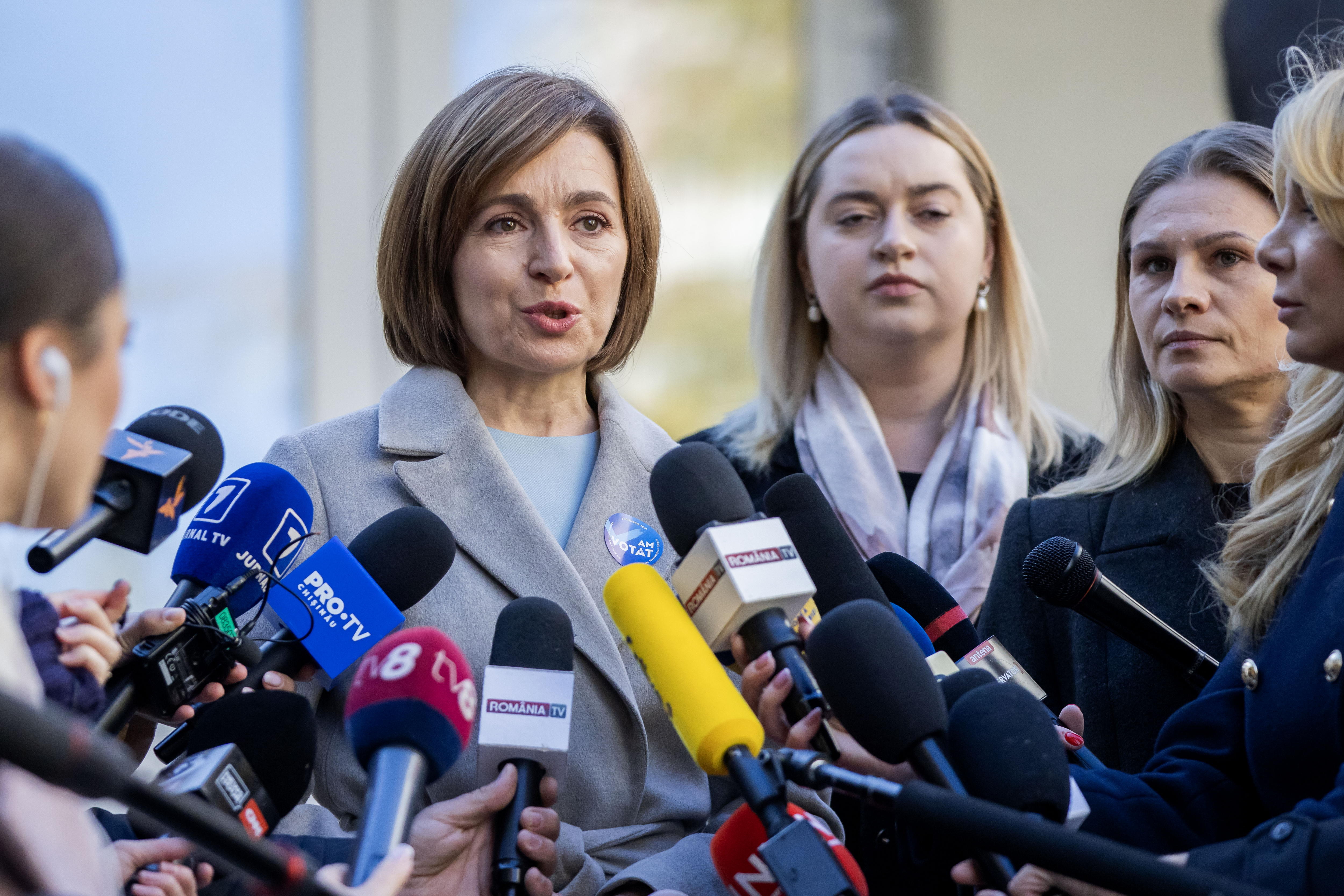 Chisinau (Moldova), 03/11/2024.- The incumbent President of Moldova, Maia Sandu, speaks to the media after casting her vote in front of a polling station in Chisinau, Moldova, 03 November 2024. Moldova is holding second round of presidential elections, with former Attorney General of Moldova Alexandr Stoianoglo facing incumbent President of Moldova Maia Sandu. (Elecciones, Moldavia) EFE/EPA/DUMITRU DORU