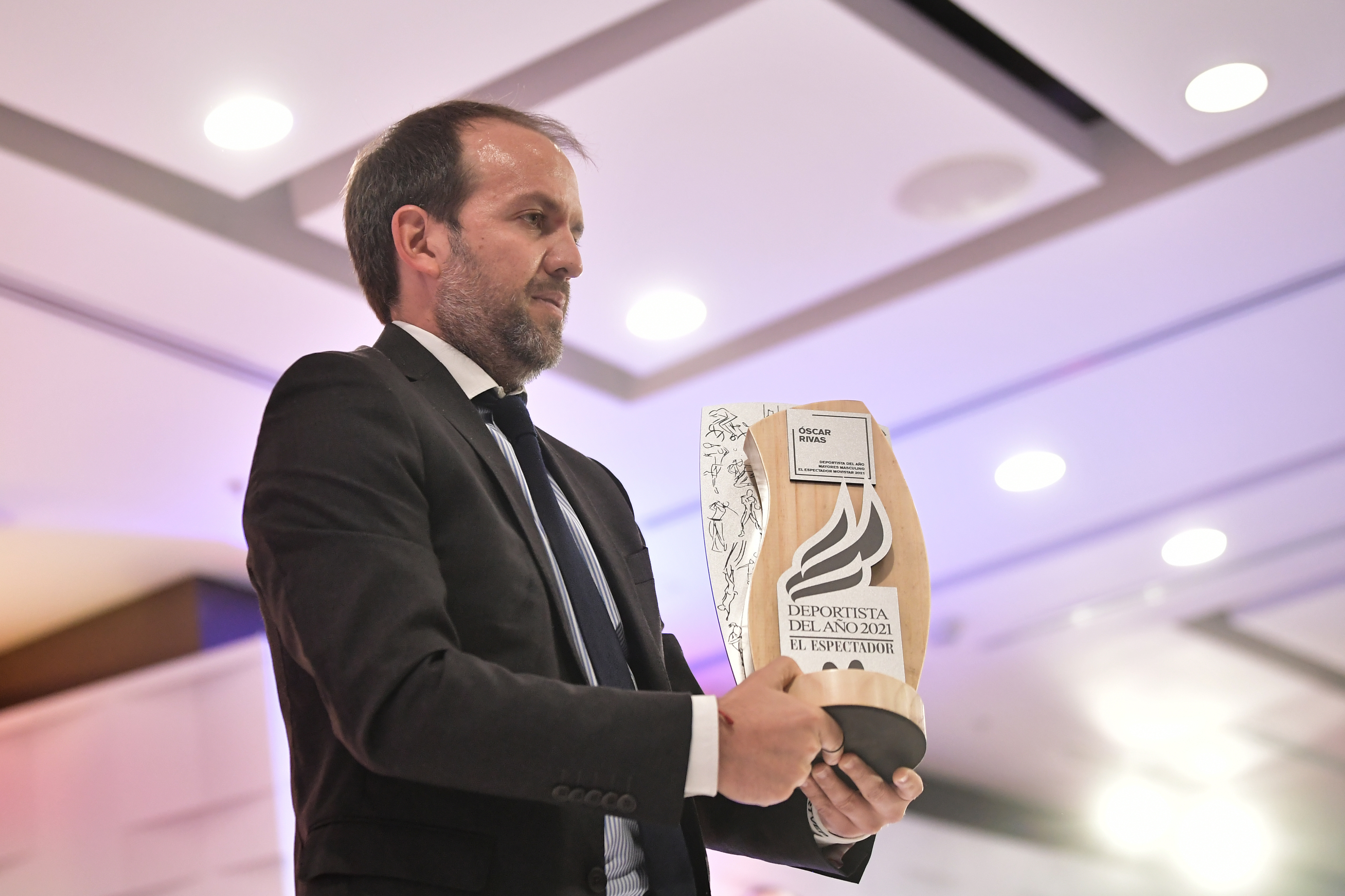 Ex ministro del Deporte en representación de Óscar Rivas durante la Ceremonia del Deportista del año 2021 de El Espectador