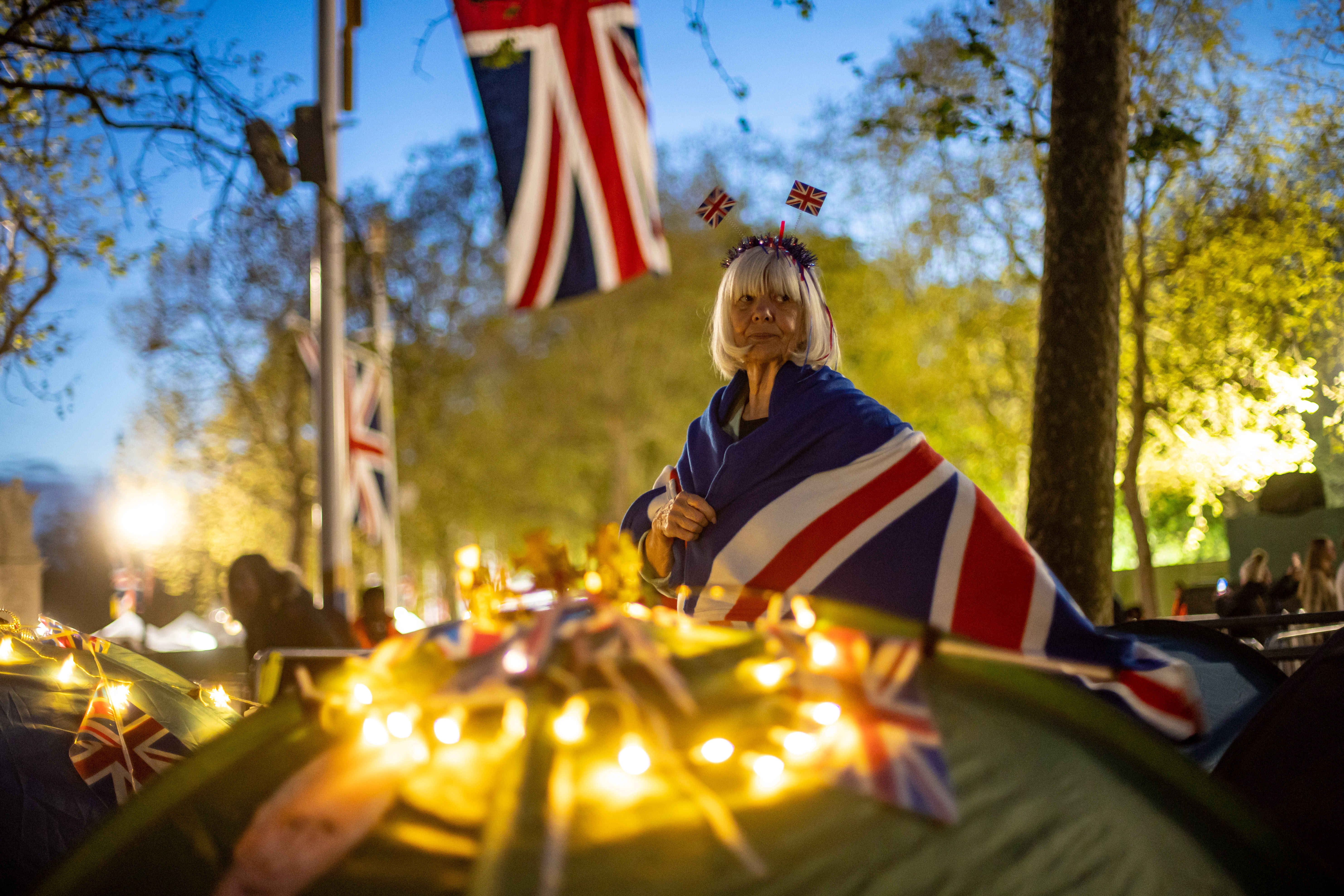 London (United Kingdom), 04/05/2023.- A royal fan waits on the coronation procession route on The Mall in London, Britain, 04 May 2023. Britain's King Charles III's Coronation takes place at Westminster Abbey in London on 06 May 2023. (Reino Unido, Londres) EFE/EPA/MARTIN DIVISEK