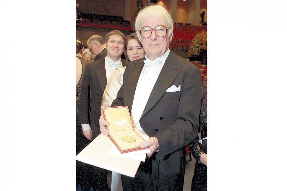 Seamus Heaney en diciembre de 1995, cuando recibió el Premio Nobel.  / AFP