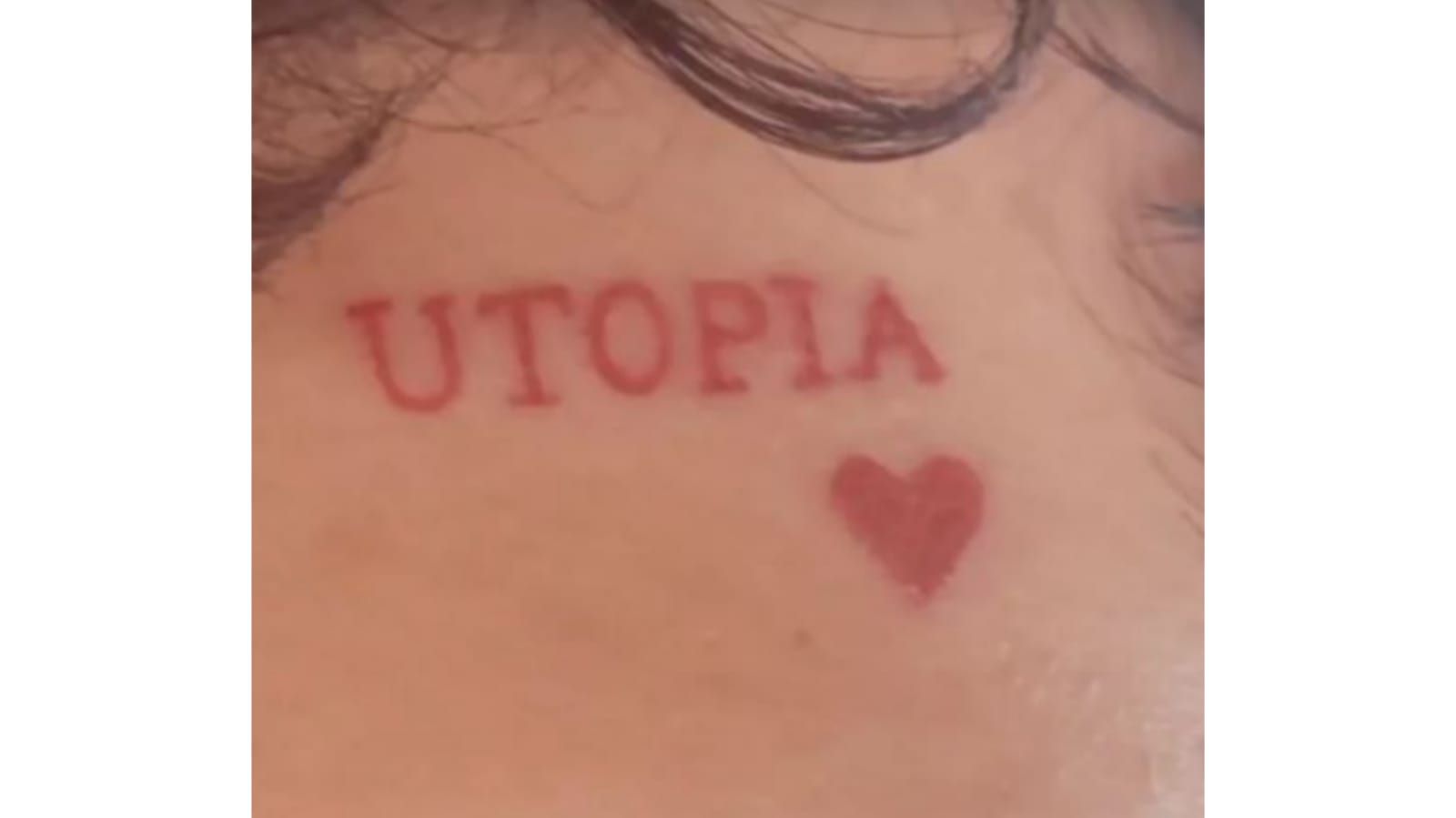 A finales de 2021,  Nodal se tatuó el nombre del segundo álbum de estudio de la cantante, “Utopía”, acompañado de un corazón.