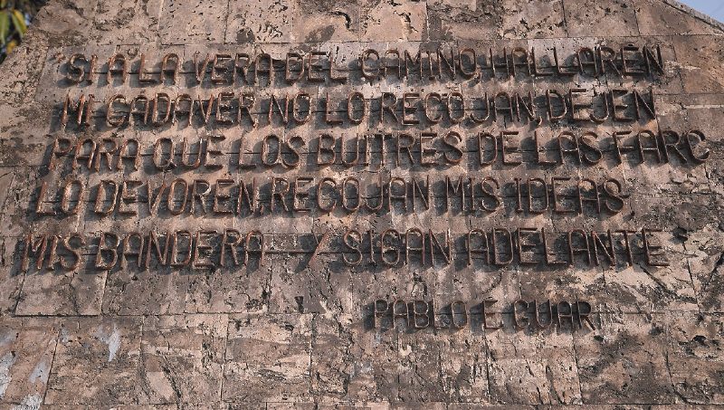 Cita atribuida a Pablo Guarín en el pedestal donde estuvo su estatua. / Mauricio Alvarado