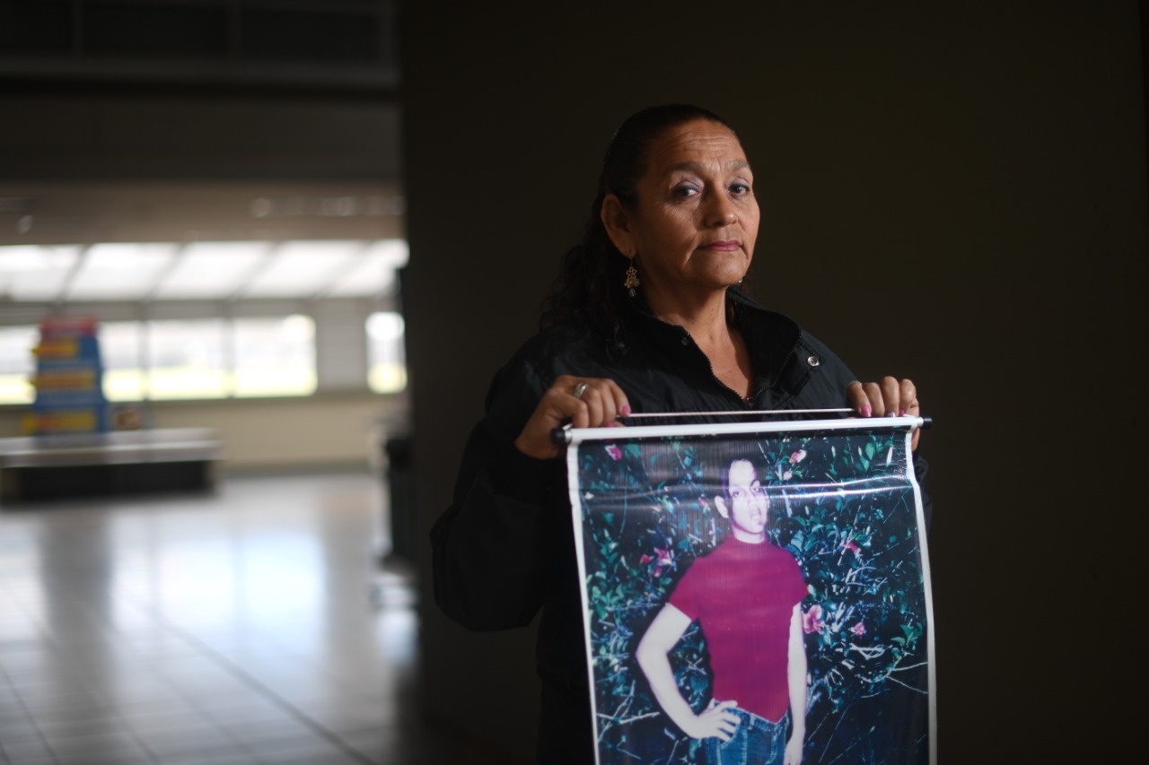 A Rosa, las ganas de vivir se le fueron apenas sintió que su hijoJorge Armando Cabanzo Rodríguez había sido asesinado. Sí, dice que sintió su muerte y que a los tres meses él le dijo en un sueño que estaba en un buen lugar, que no se preocupara más. Jorge fue desaparecido el 12 de enero de 2002 por un grupo de paramilitares comandado por Arnulfo Triana Mahecha. A los 15 años, Jorge decidió hacer su tránsito para verse físicamente como mujer, que era como se sentía y se reconocía,y desde entonces comenzó a vestirse públicamente con ropa ajustada y accesorios en su cabello. La conocían en el pueblo como Mamma Mia.