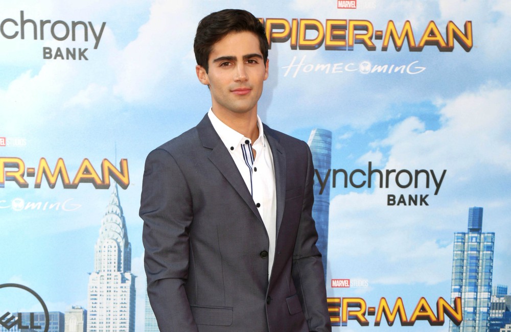Max Ehrich dice que Demi Lovato no le informó sobre la ruptura