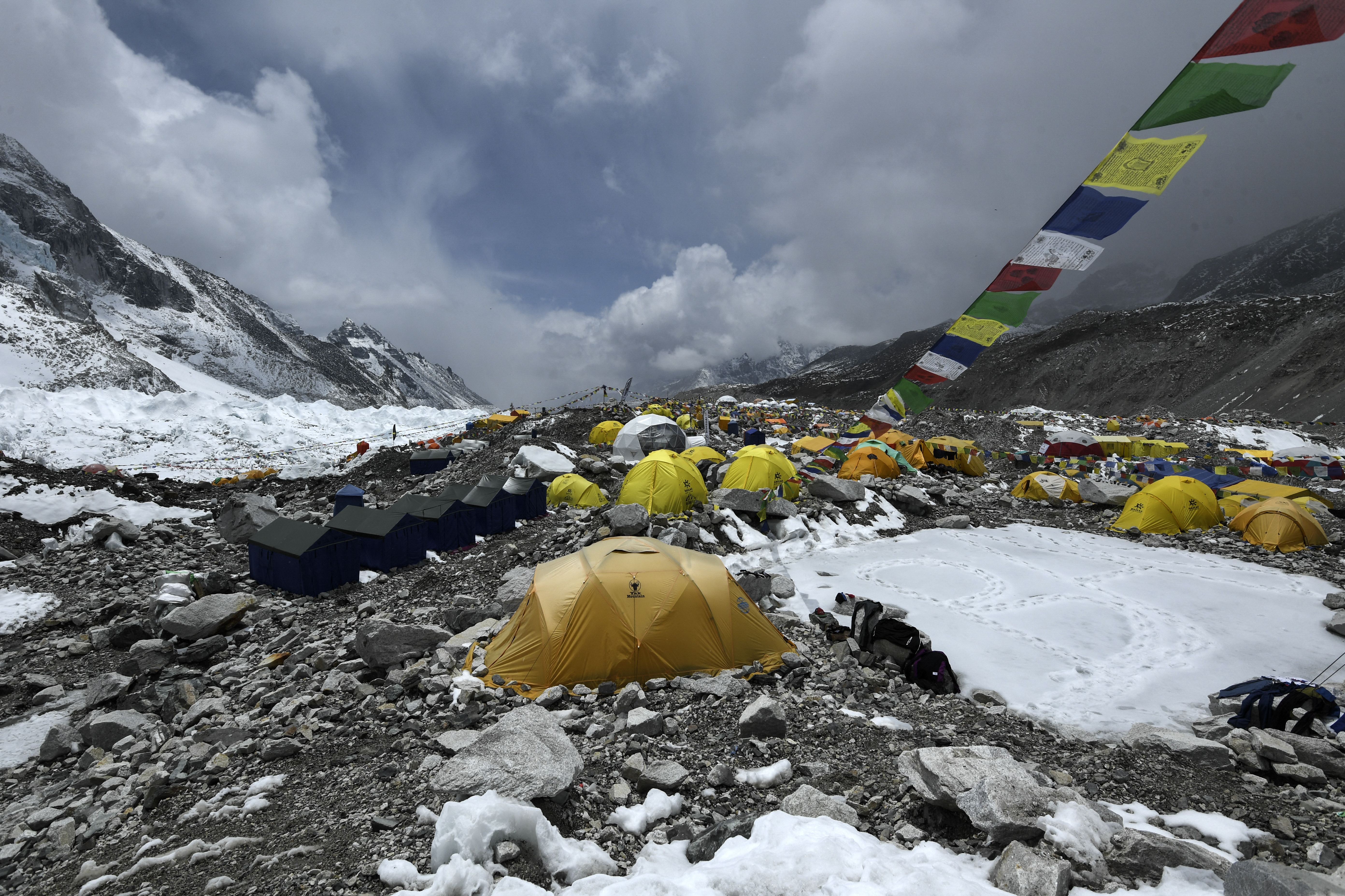 Nepal elevará la tarifa para escalar el Everest para extranjeros