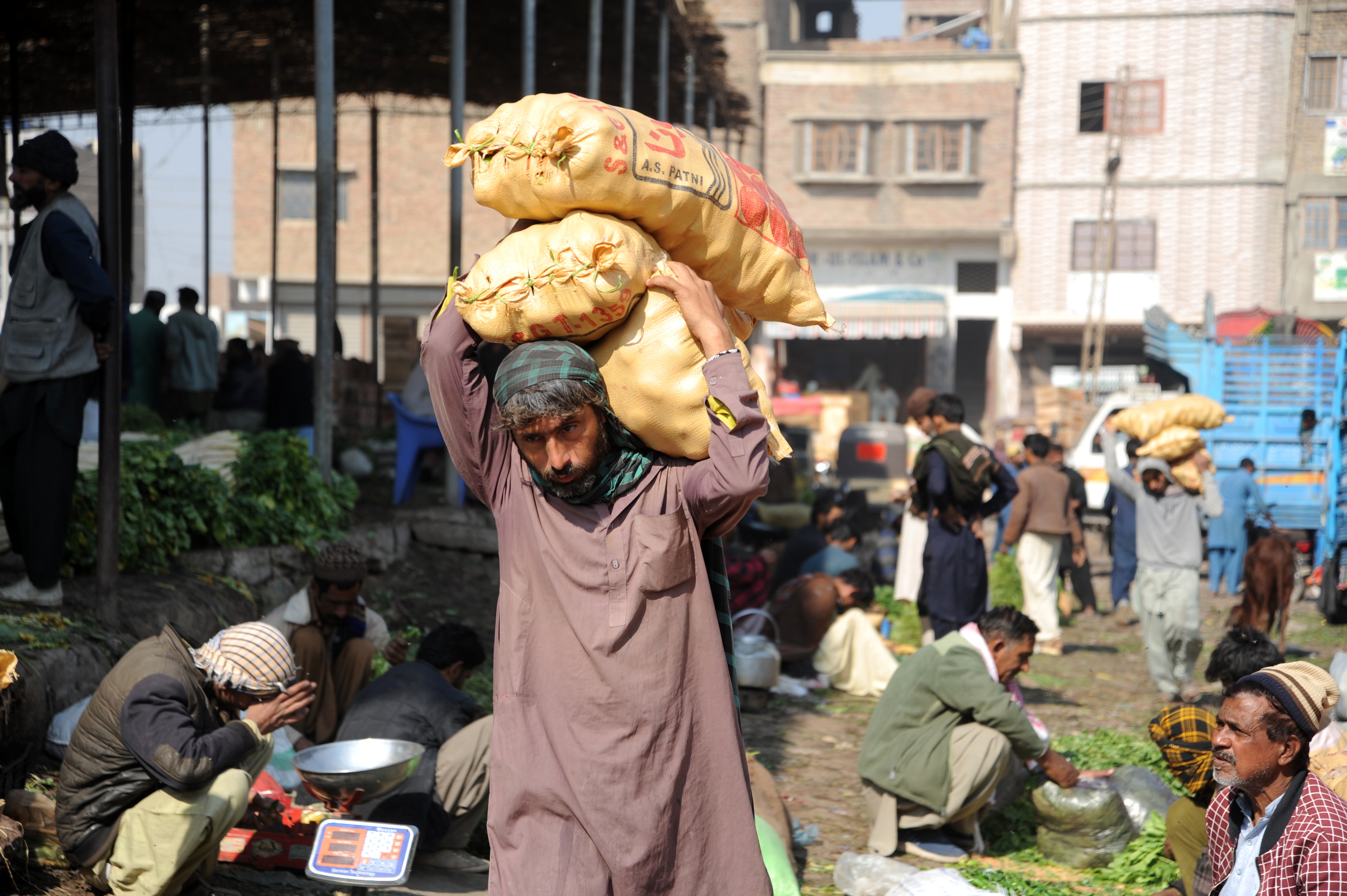 Hyderabad (Pakistan), 29/01/2025.- A laborer carries vegetables at a market in Hyderabad, Pakistan, 29 January 2025. The US Agency for International Development (USAID) has temporarily suspended all funding for programs in Pakistan following US President Trump's executive order to halt foreign aid, except for Egypt and Israel, during a 90-day reassessment period. This decision may impact key sectors in Pakistan, including basic health, disaster prevention, energy, business services, conflict resolution, and agriculture, among others. (Egipto) EFE/EPA/NADEEM KHAWER