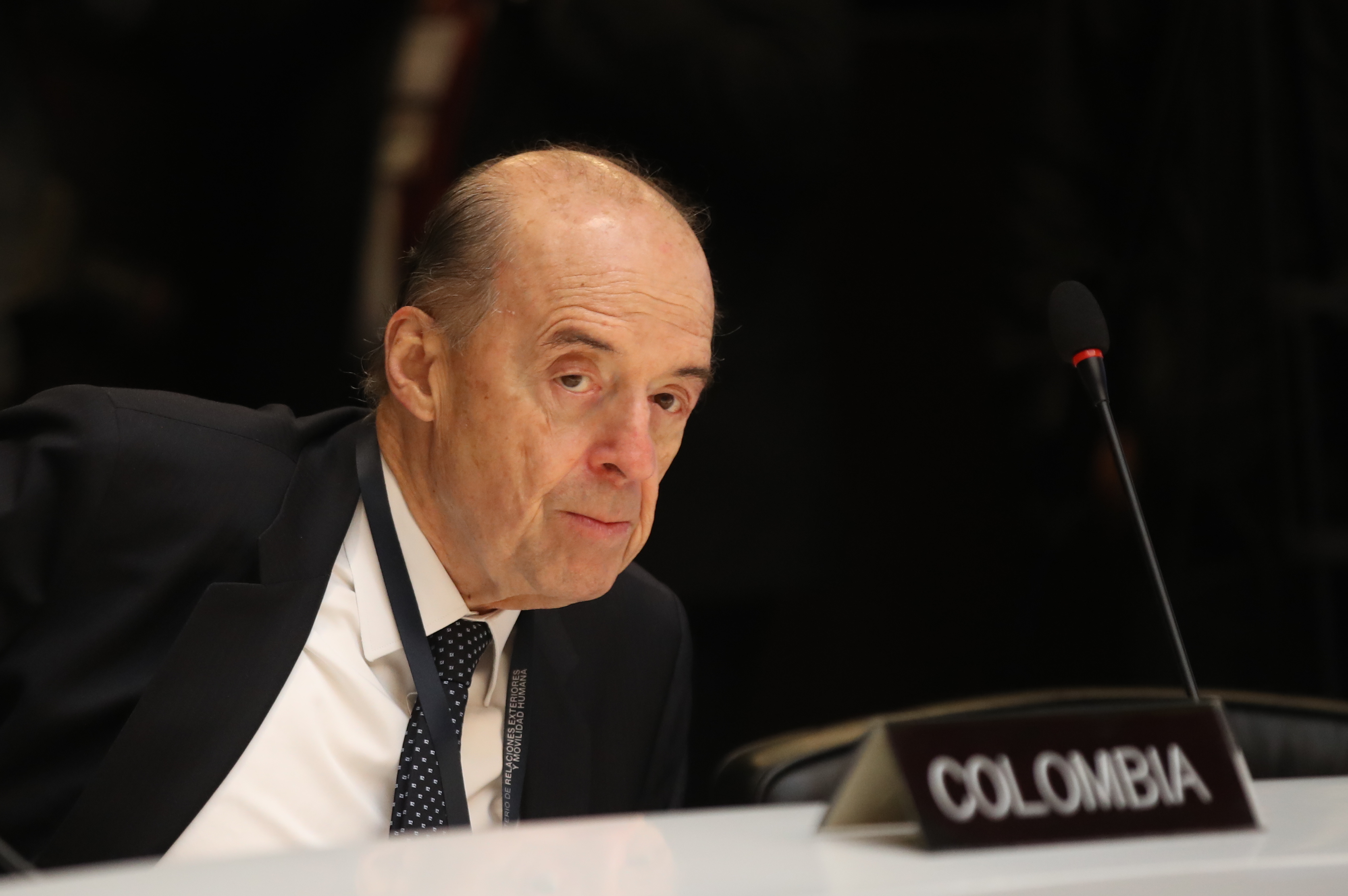 Por problema con el avión, canciller Leyva no llegó a los diálogos en Ipiales