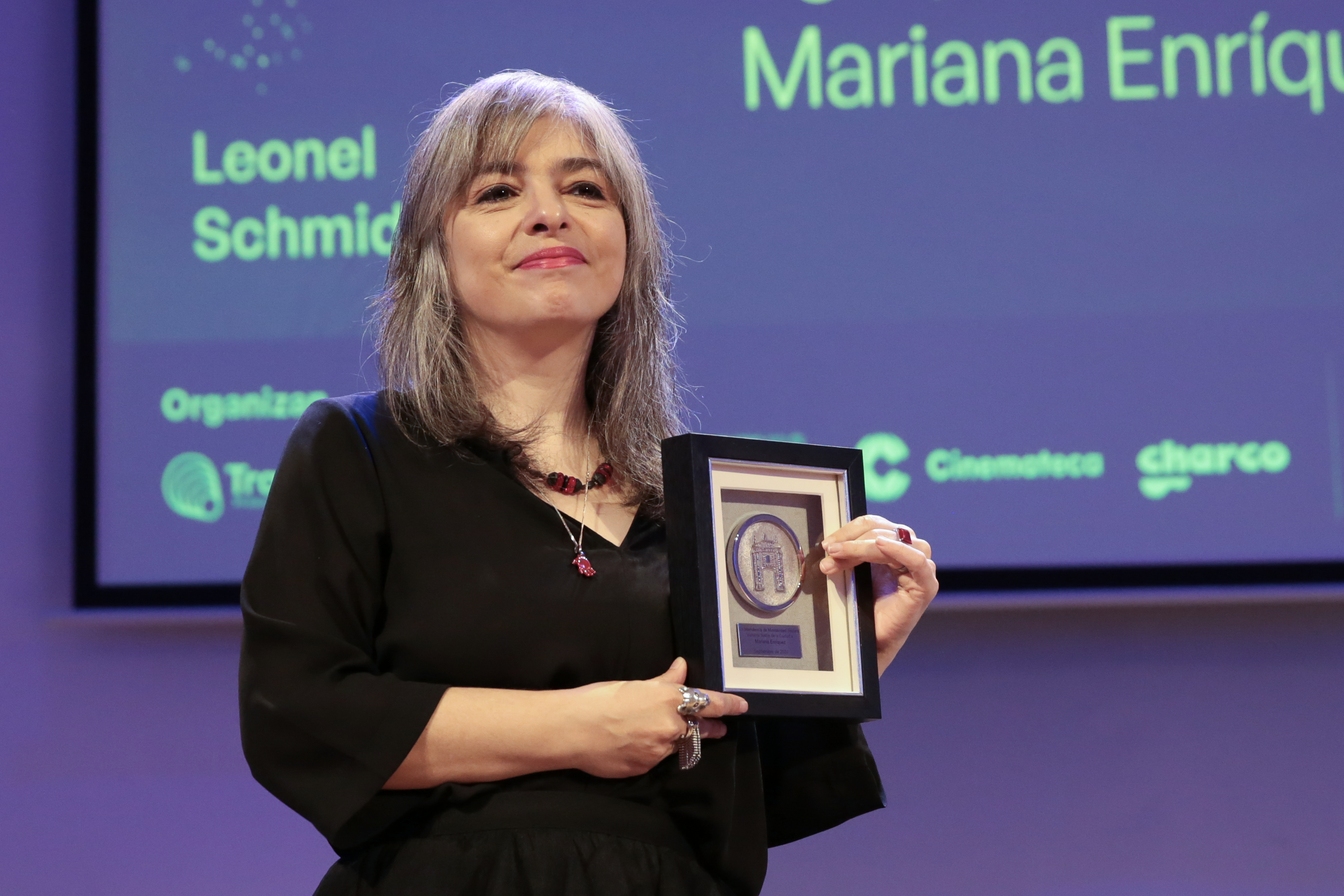 AME360. MONTEVIDEO (URUGUAY), 16/09/2024.- La escritora y periodista argentina Mariana Enríquez recibe la medalla de Visitante Ilustre este lunes, en Montevideo (Uruguay). "Sorprendida" y con un agradecimiento especial para sus lectores Enríquez recibió la distinción de Visitante ilustre de Montevideo otorgada por el gobierno de la capital uruguaya. EFE/ Alejandro Prieto