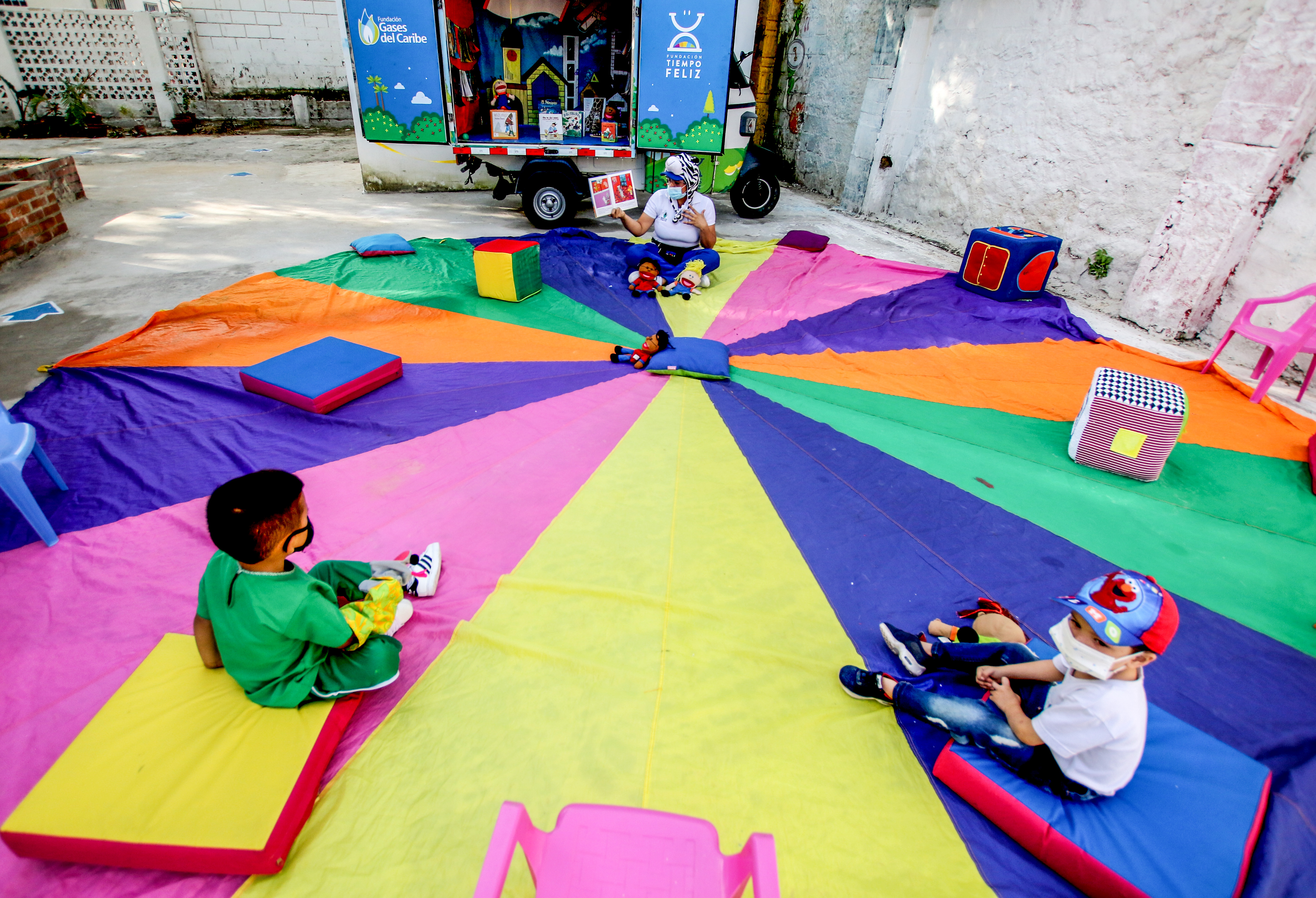Los beneficiarios asistirán por pequeños grupos de máximo 5 niños y niñas en cada ambiente pedagógico.