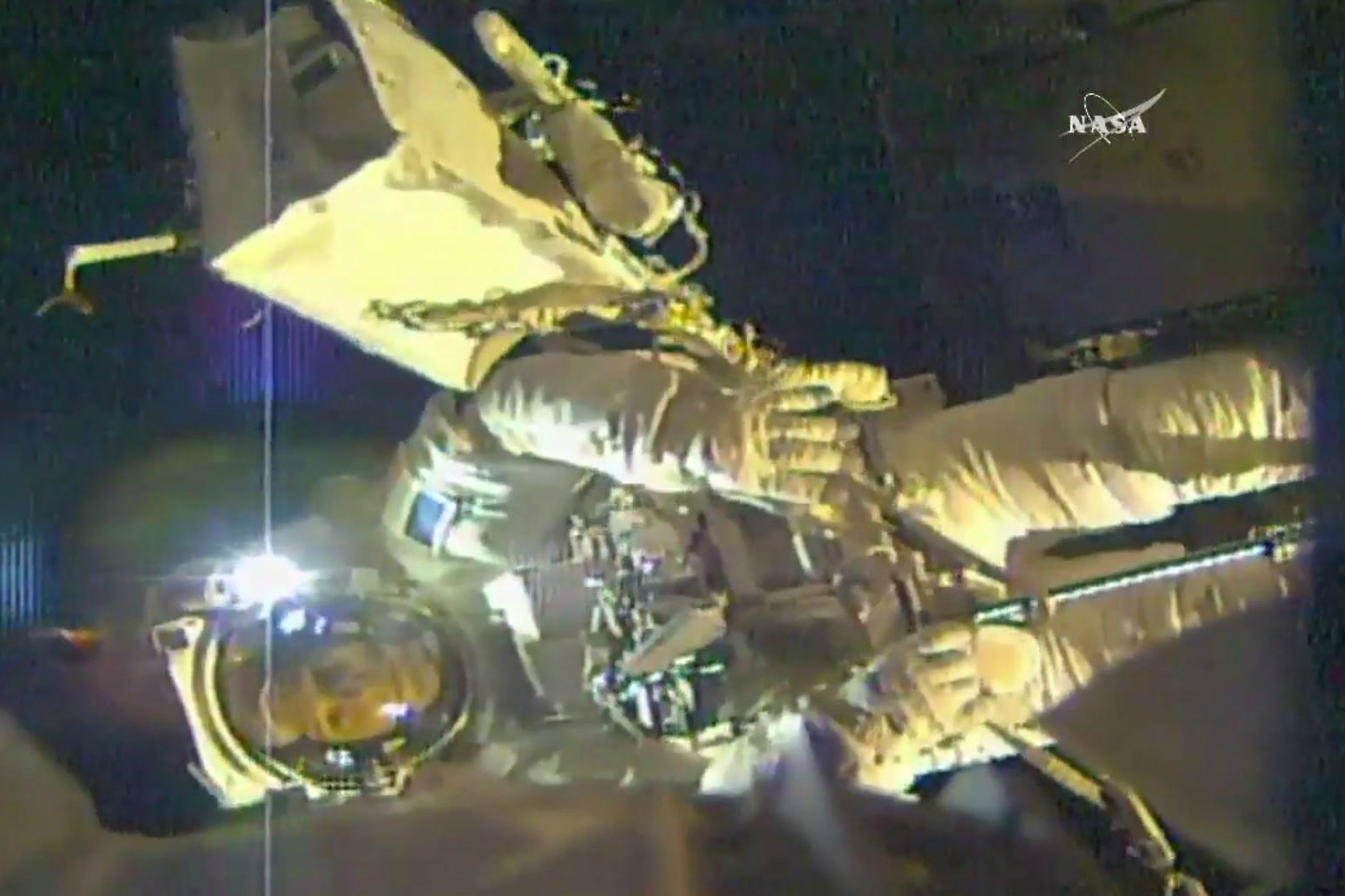 Astronautas realizan una caminata espacial fuera de la ISS