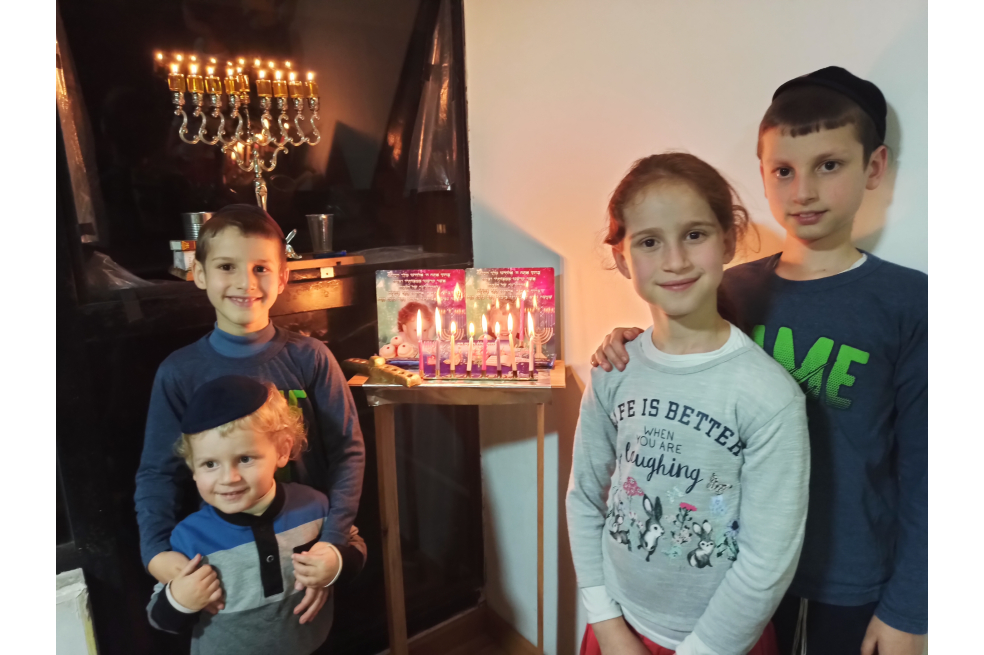 Encendido en casa Chabube. De izquierda a derecha: Yosef, Hadas y Orel. Primera fila: el pequeño Itzhak.