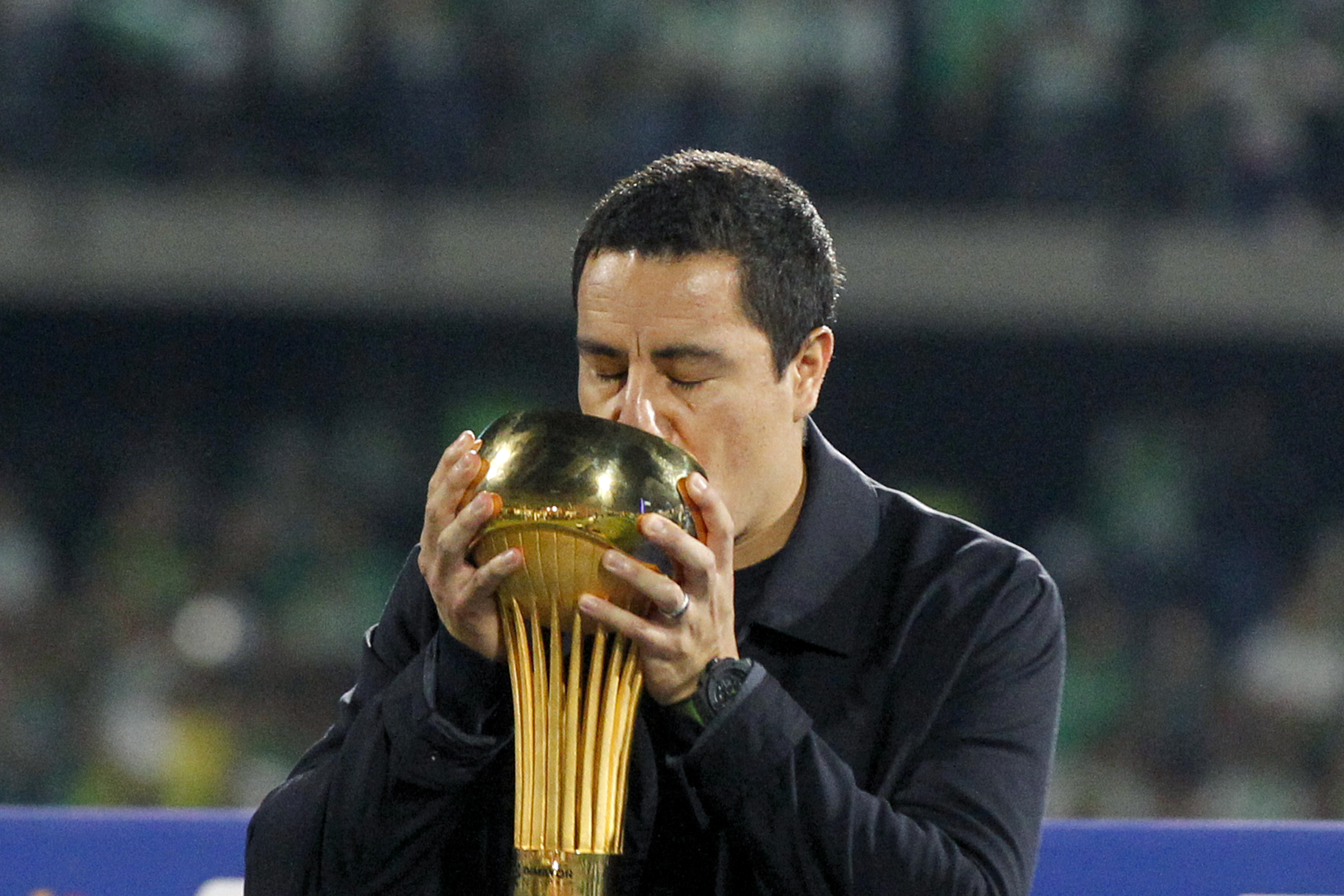AME7029. MEDELLÍN (COLOMBIA), 22/12/2024.- El entrenador mexicano de Atlético Nacional, Efraín Juárez, le da un beso a la copa luego de ganar el título de la Liga Profesional de Colombia este domingo, en la final frente a Deportes Tolima en el estadio Atanasio Girardot en Medellín (Colombia). EFE/ STR
