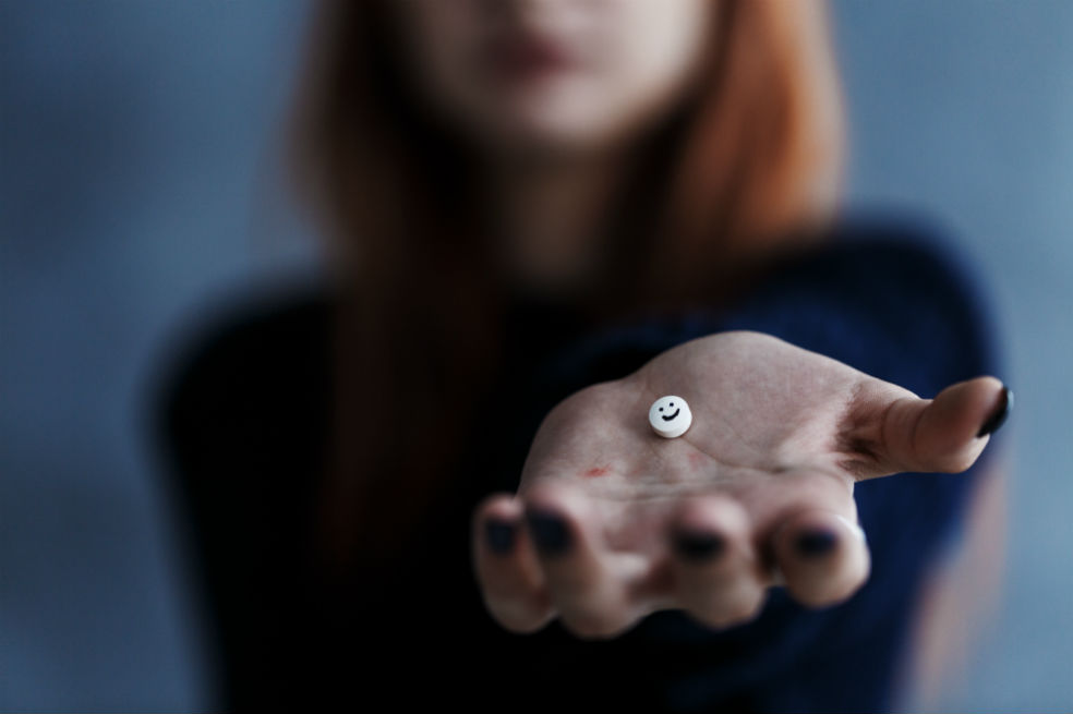 La medida implica que la policía ya no podrá arrestar a un individuo por la posesión de pequeñas cantidades de drogas para consumo propio como cocaína, heroína, metanfetamina, LSD, MDMA u opiáceos como la oxicodona.