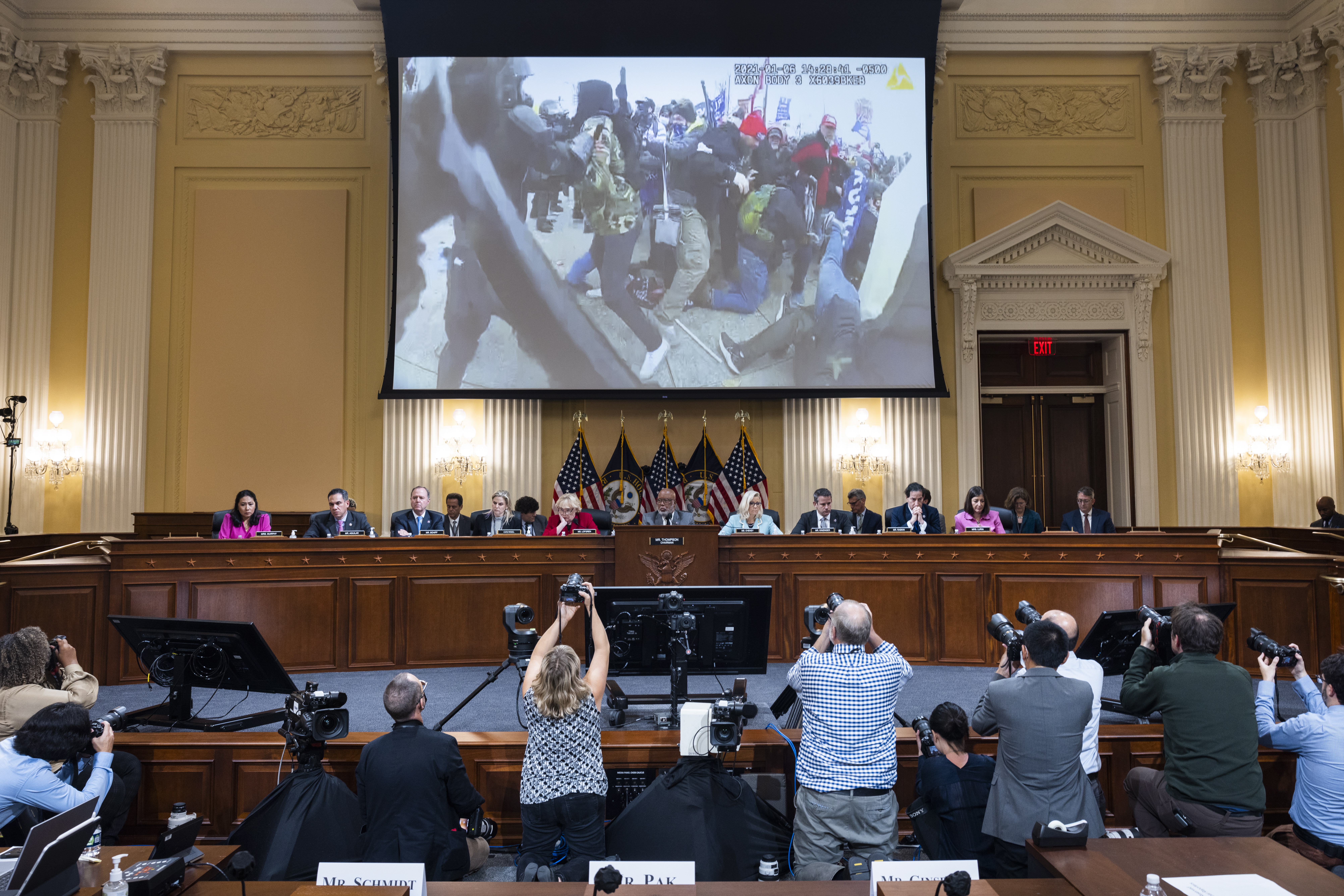 Washington (United States), 13/06/2022.- Capitol rioters are seen on a screen above the January 6th Select Committee during the committee's hearing in the the Cannon House Office Building in Washington DC, USA, 13 June 2022. This is the second of at least five public hearing on January 6. (Estados Unidos) EFE/EPA/JIM LO SCALZO