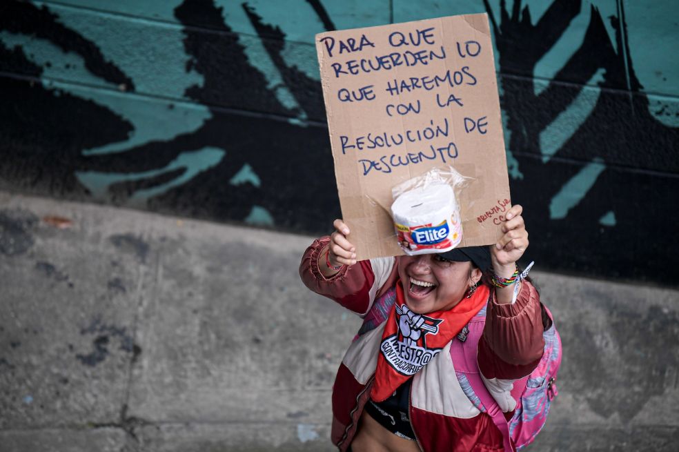 Cerca de 18.000 profesores y trabajadores de colegios llegaron hasta la Plaza de Bolívar para protestar en contra de la alcaldía de Carlos Fernando Galán.