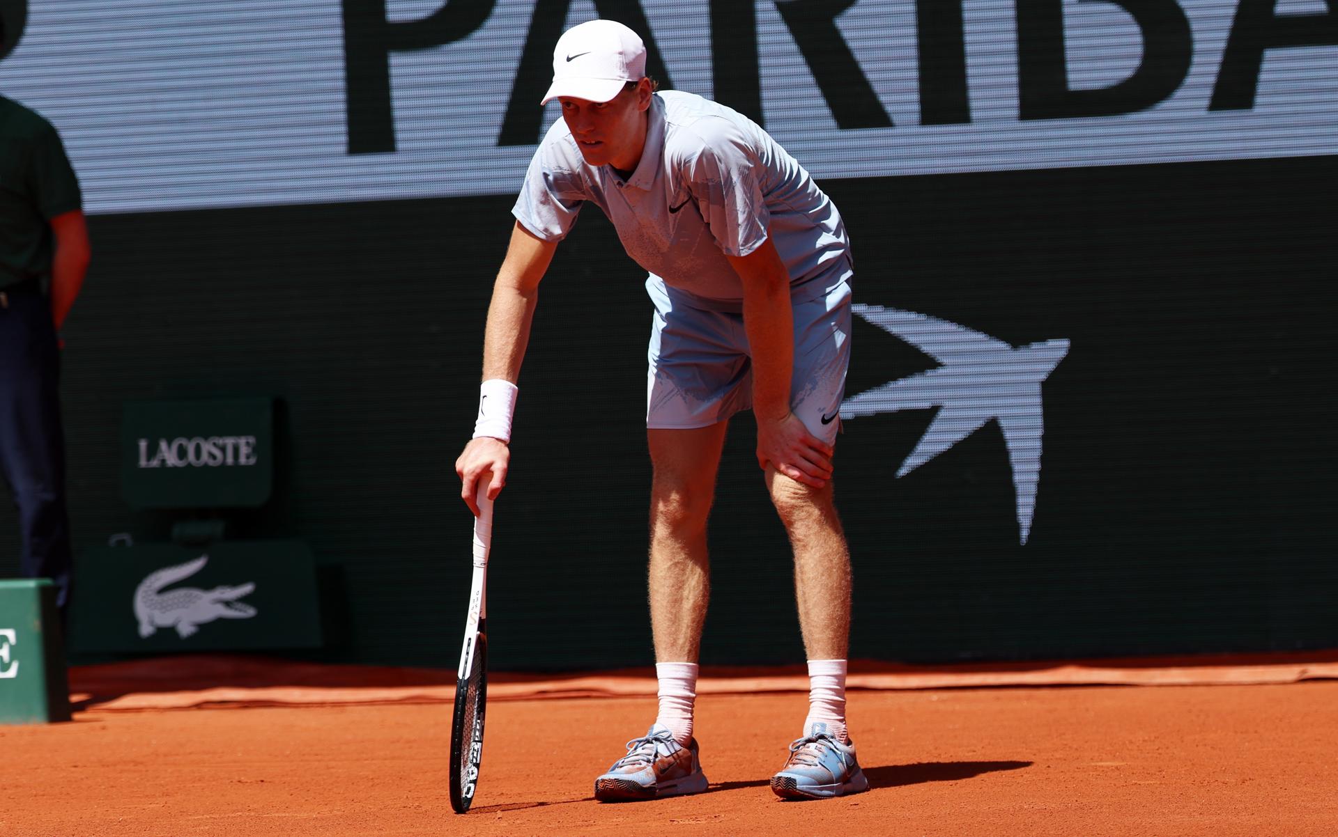 Jannik Sinner sufrió en Roland Garros y cayó contra Juan Manuel Cerúndolo. ¿Qué pasó?