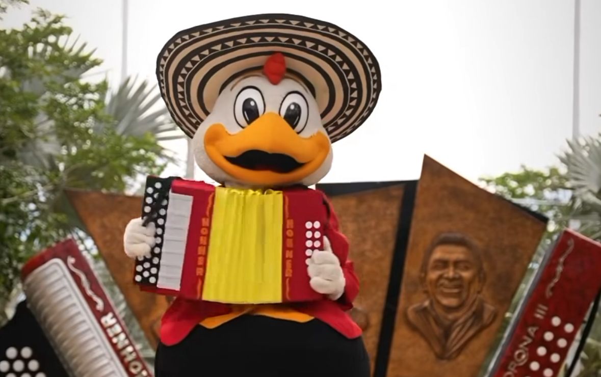 Así le respondió Frisby a KFC, Crepes, Ara y más marcas que le dieron su “a-pollo”