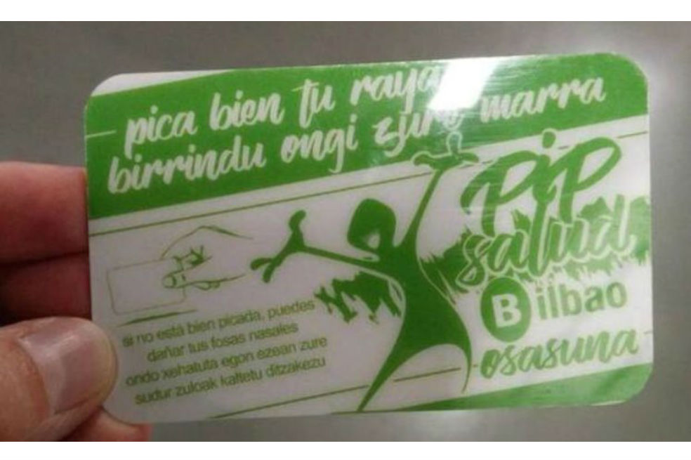 Polémica en España por kit que entrega alcaldía en Bilbao explicando cómo aspirar cocaína