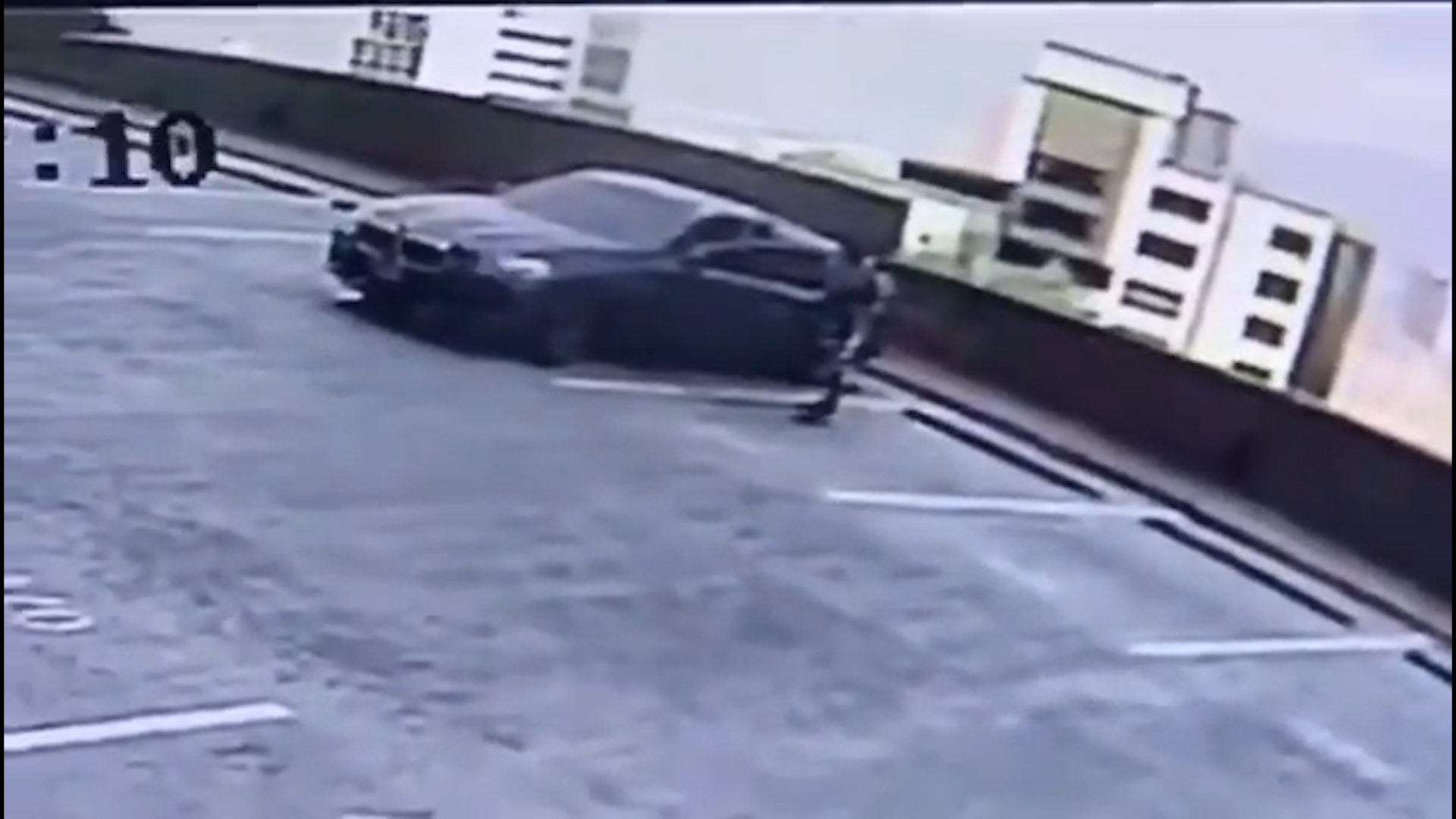 Investigan a sujetos del carro que se cayó desde un quinto piso en Medellín